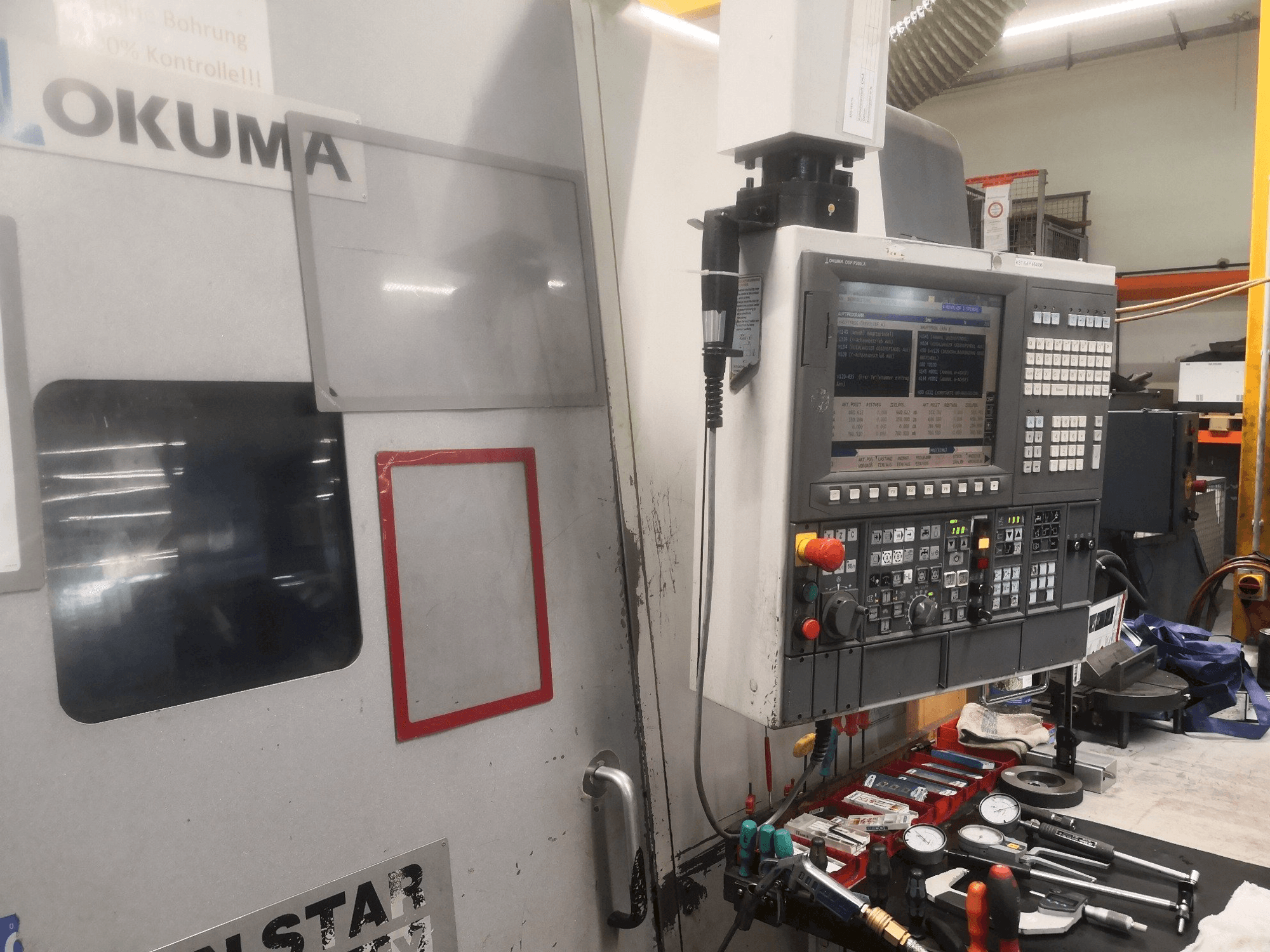 Čelní pohled na Okuma LT 300 MY stroj