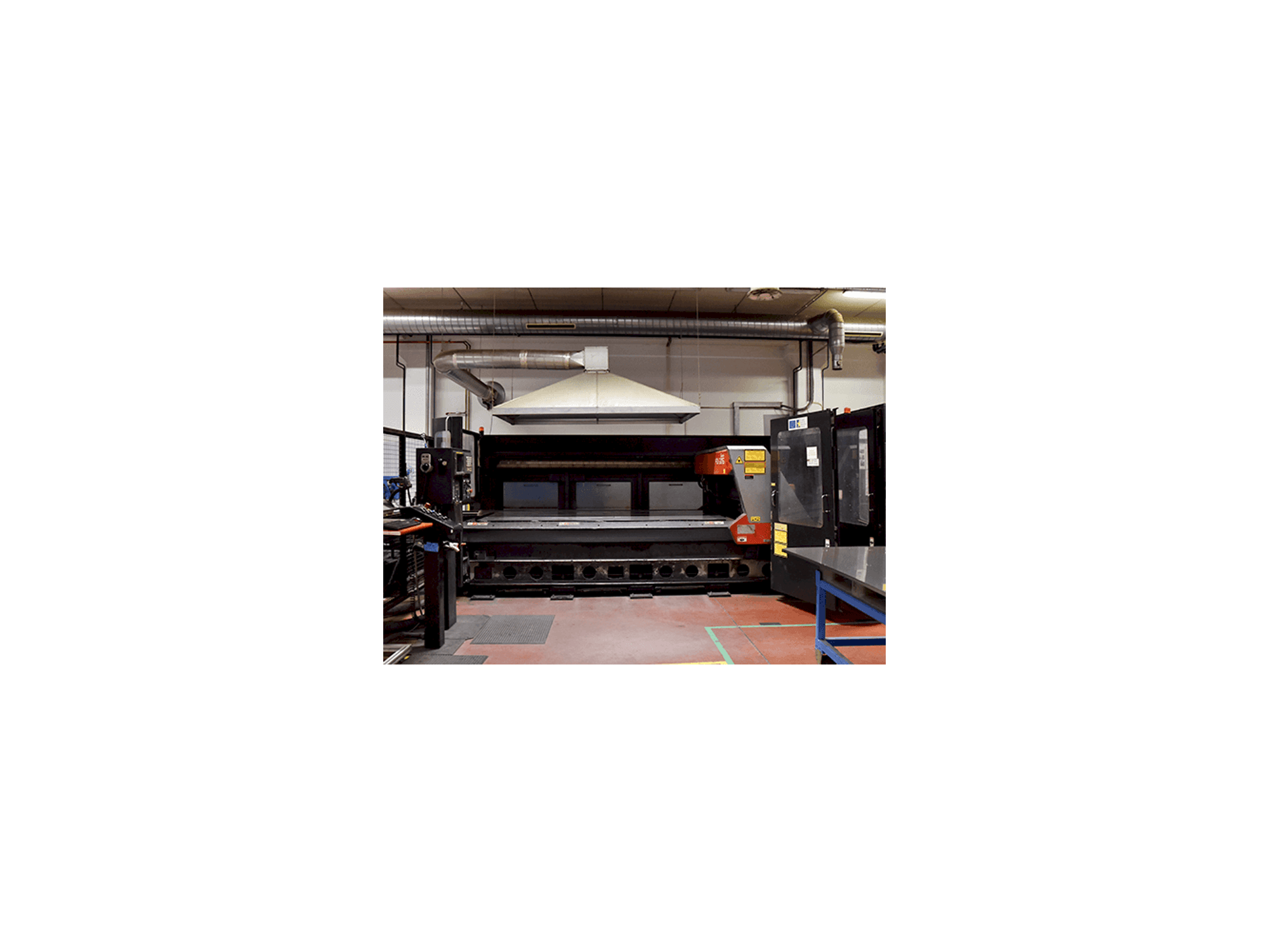 Čelní pohled na AMADA FO-3015 stroj