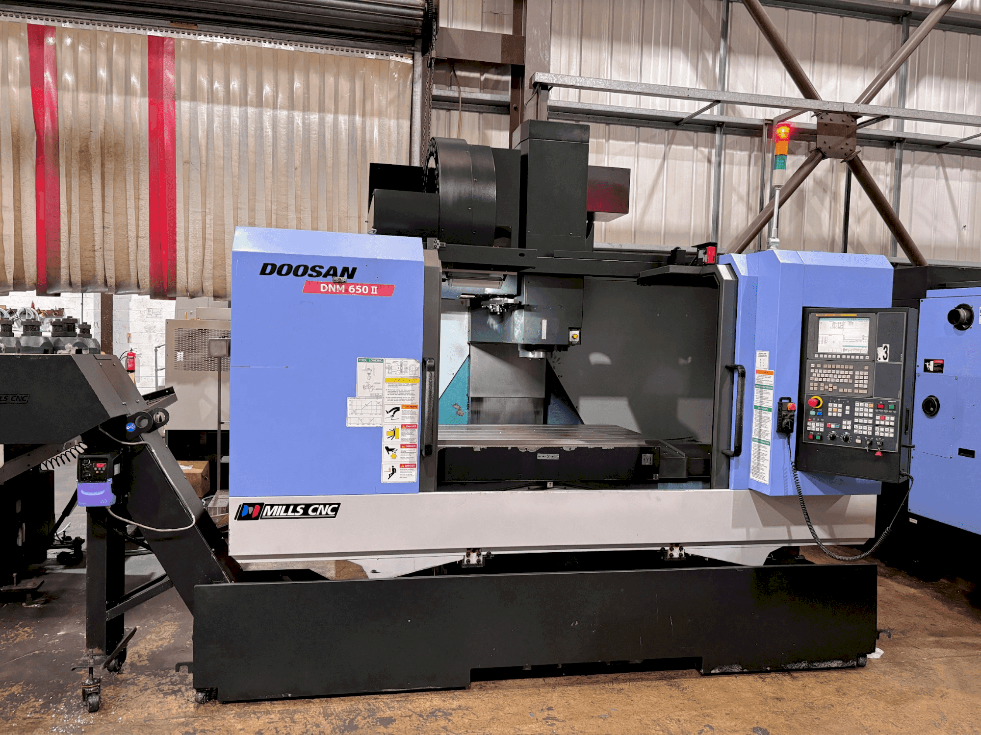 Čelní pohled na DOOSAN DNM 650 II stroj