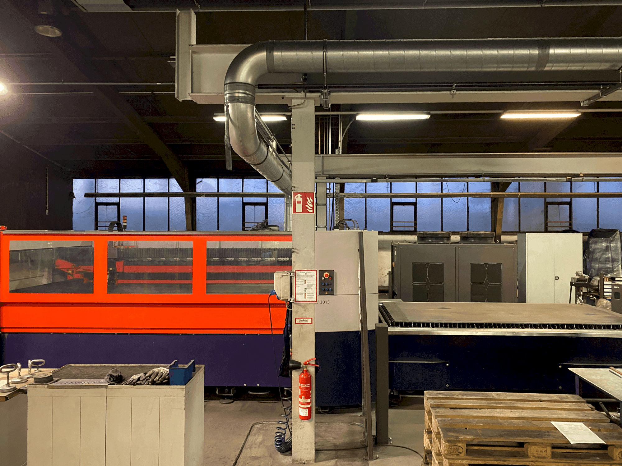 Čelní pohled na Bystronic Bystar 3015/4400 stroj