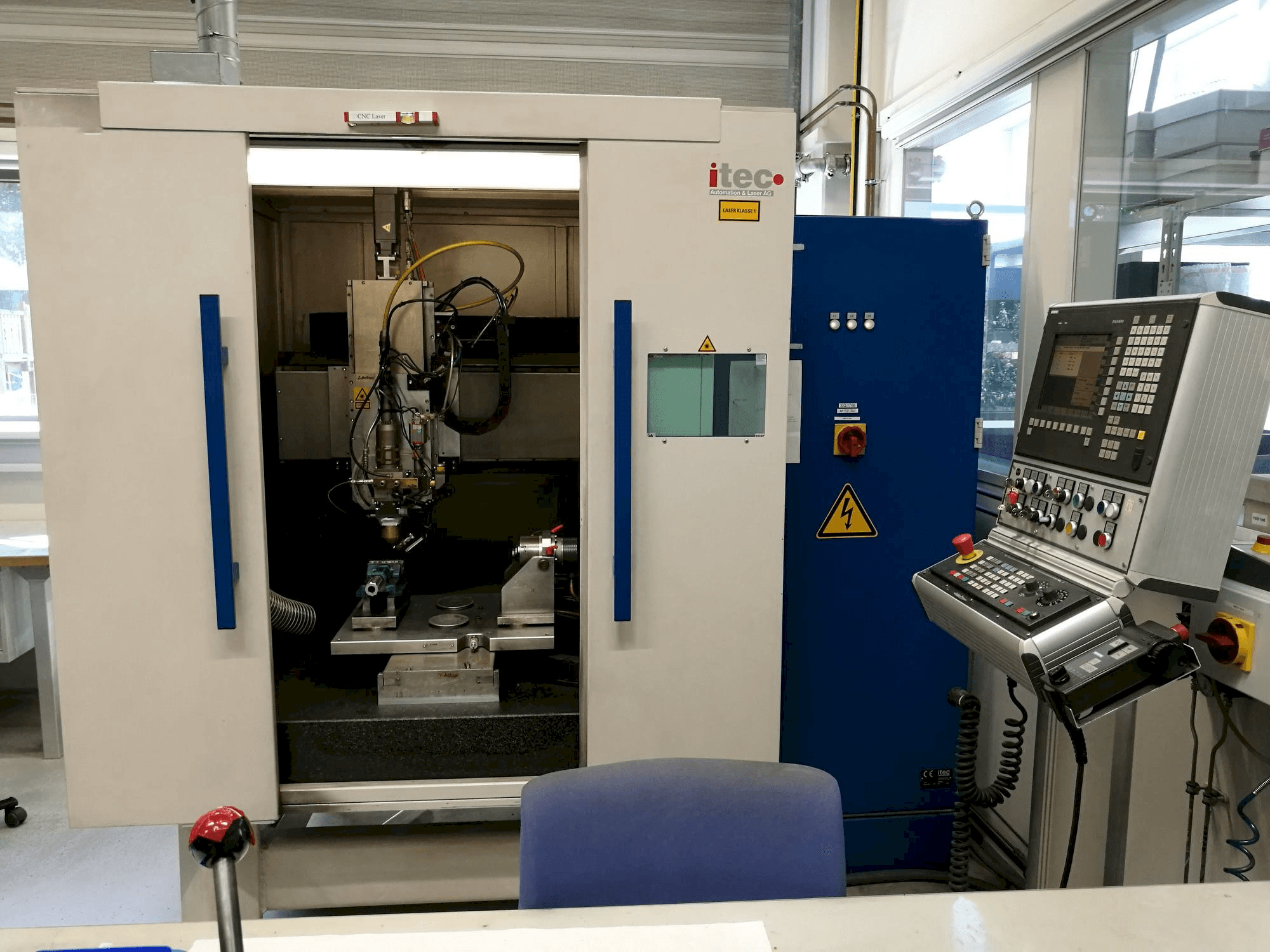 Čelní pohled na ITEC vmaxS stroj