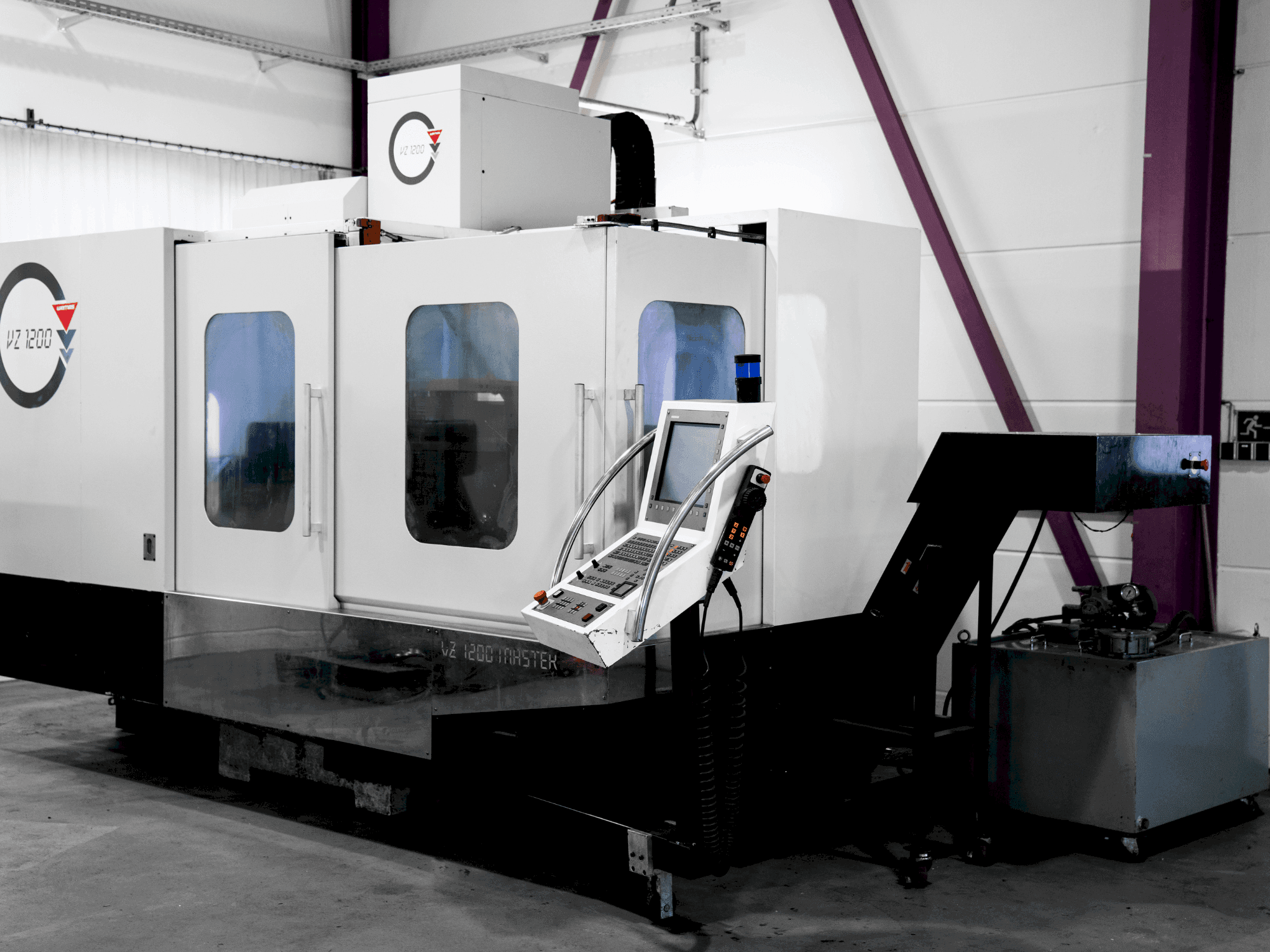 Čelní pohled na WEMAS VZ 1200 stroj