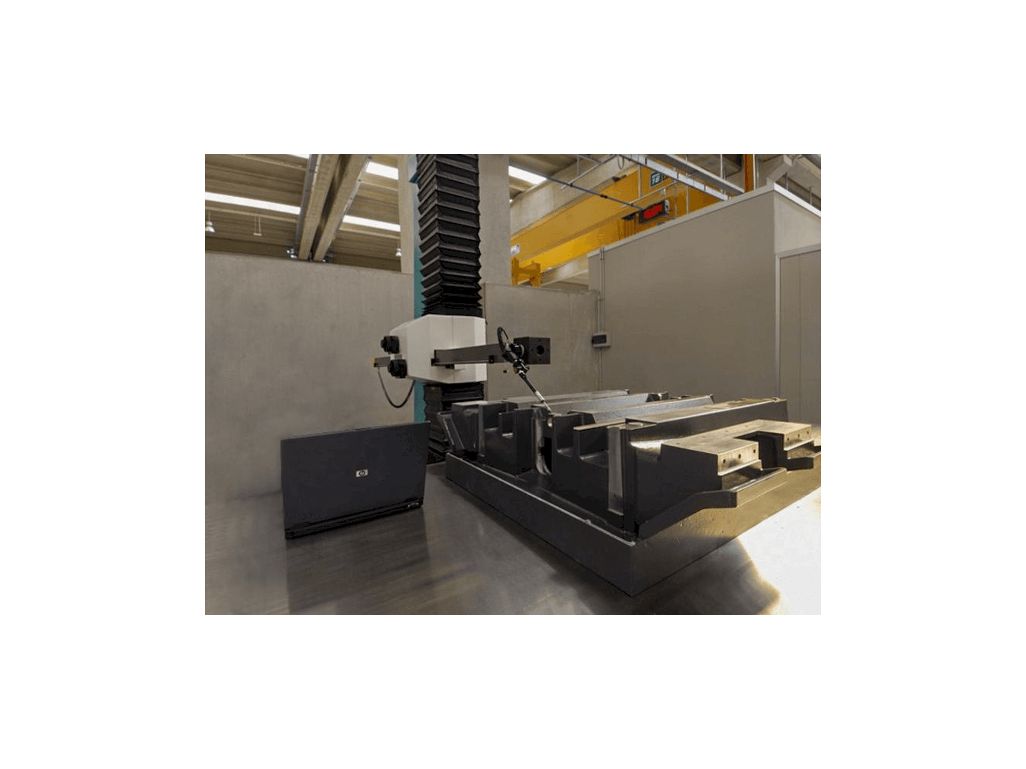 Čelní pohled na Hexagon Metrology Poli Globo stroj