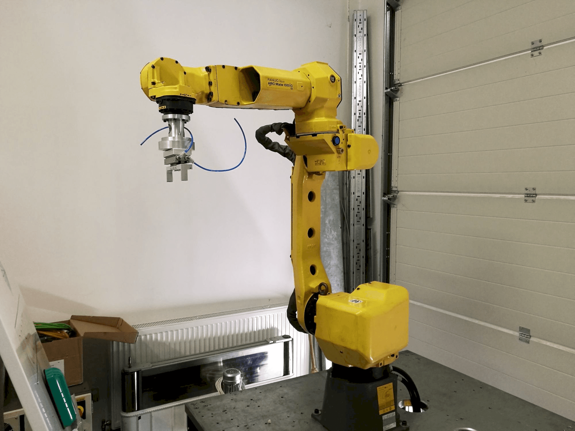 Čelní pohled na FANUC ARC Mate 100iC/12 stroj