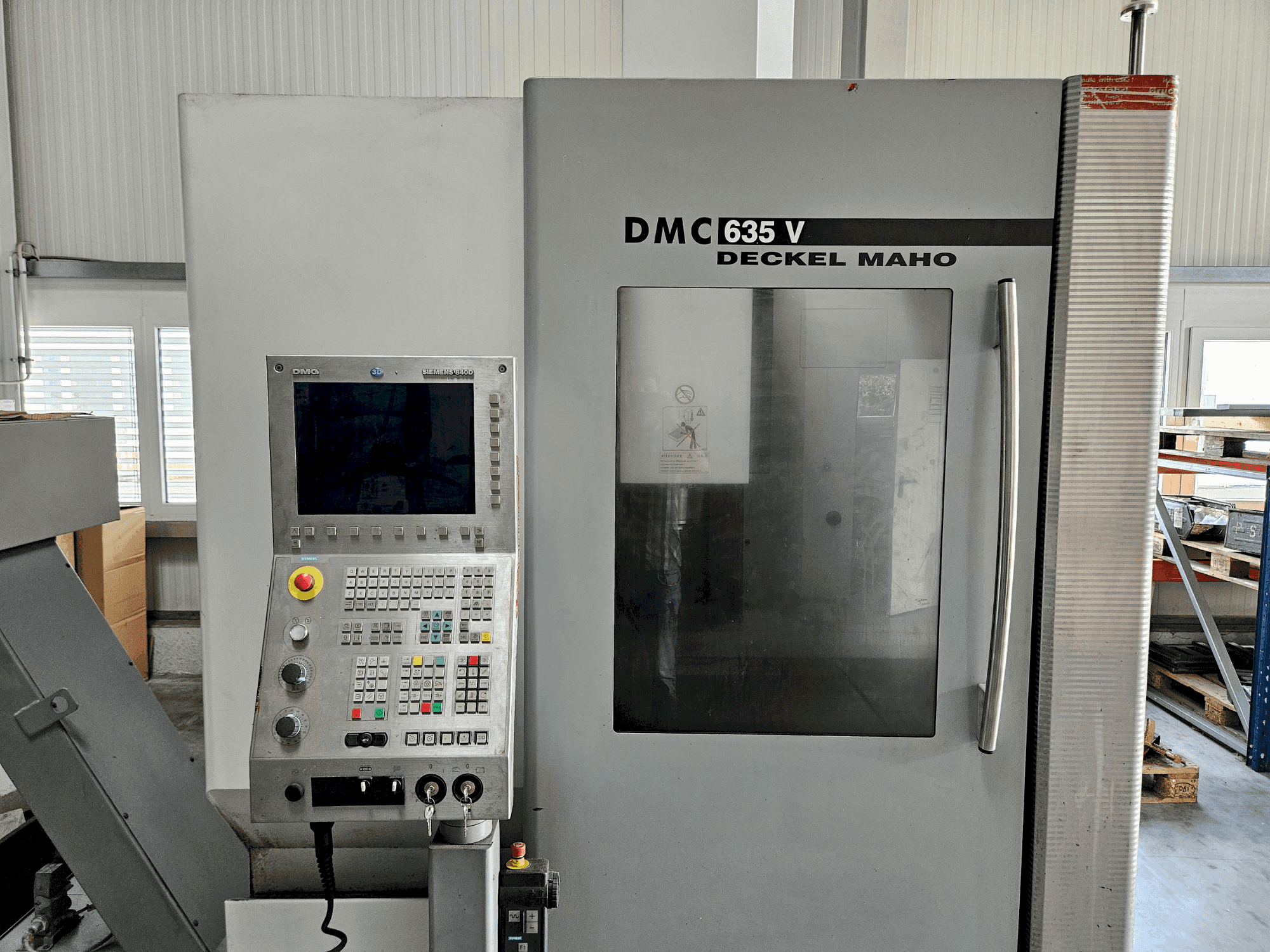 Čelní pohled na DECKEL MAHO DMC 635 V stroj