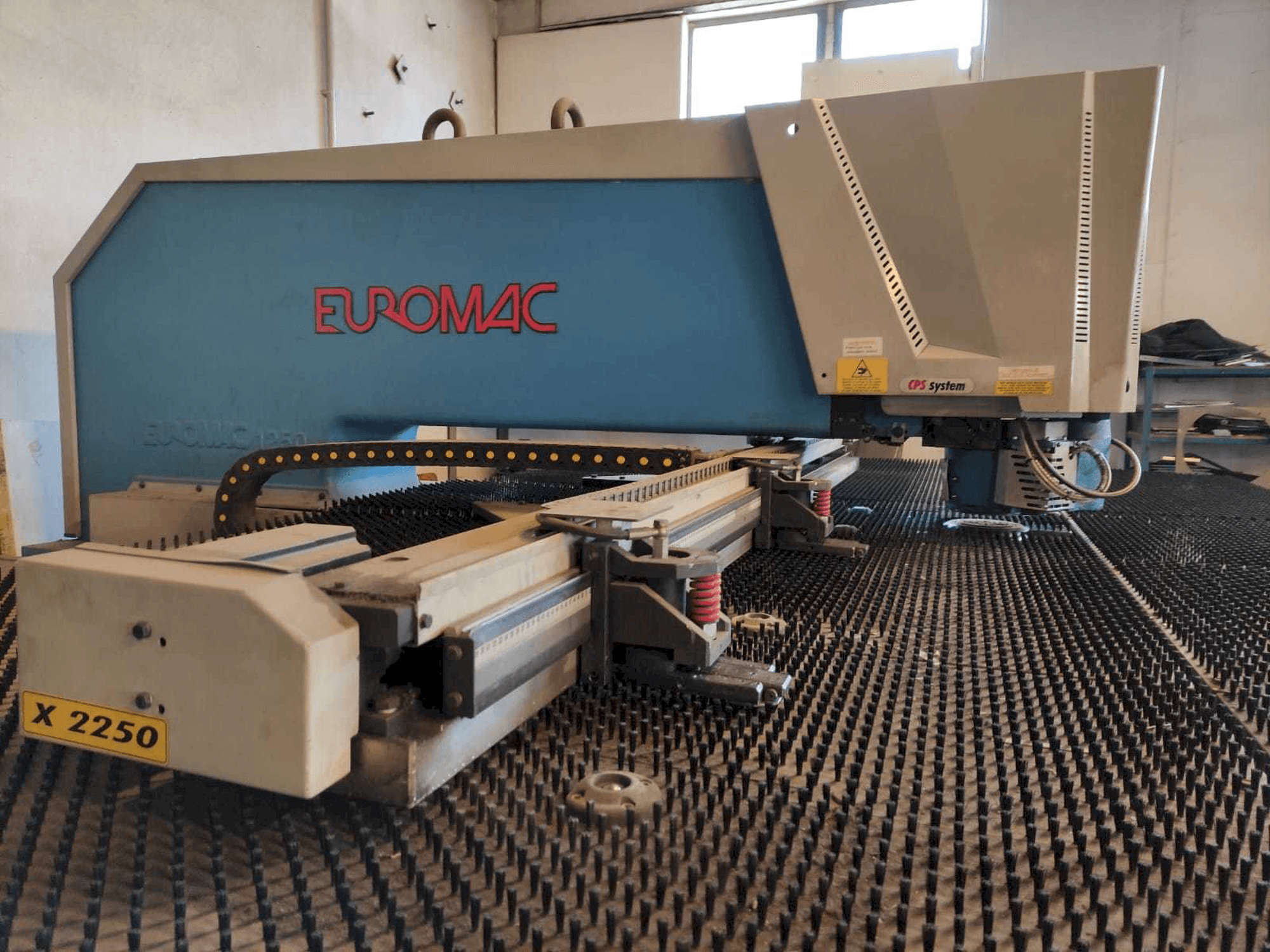 Levý boční pohled na Euromac ZX 1250/30 stroj