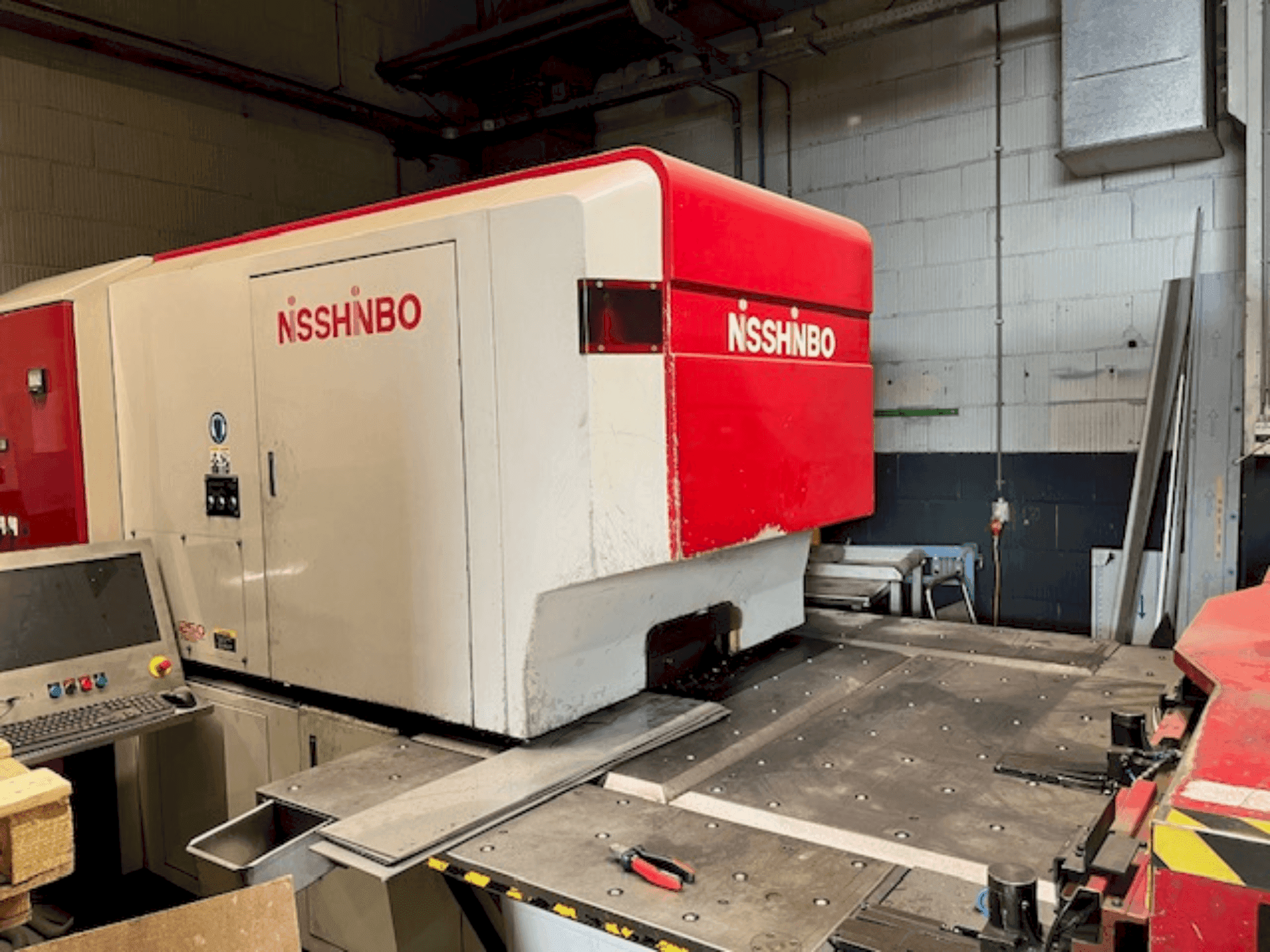 Čelní pohled na Nisshinbo HIQ-1250 stroj