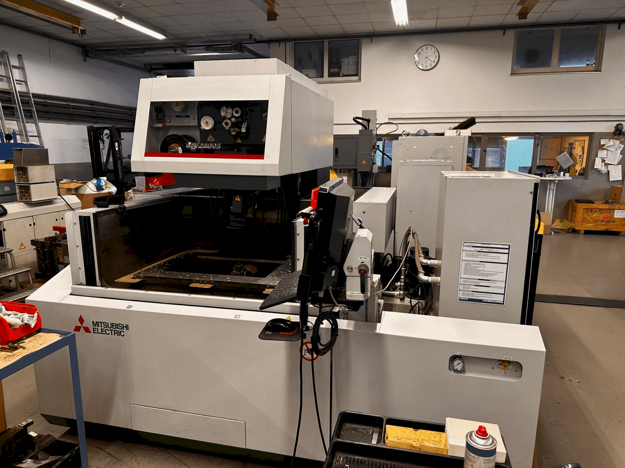 Čelní pohled na Mitsubishi MV2400S stroj