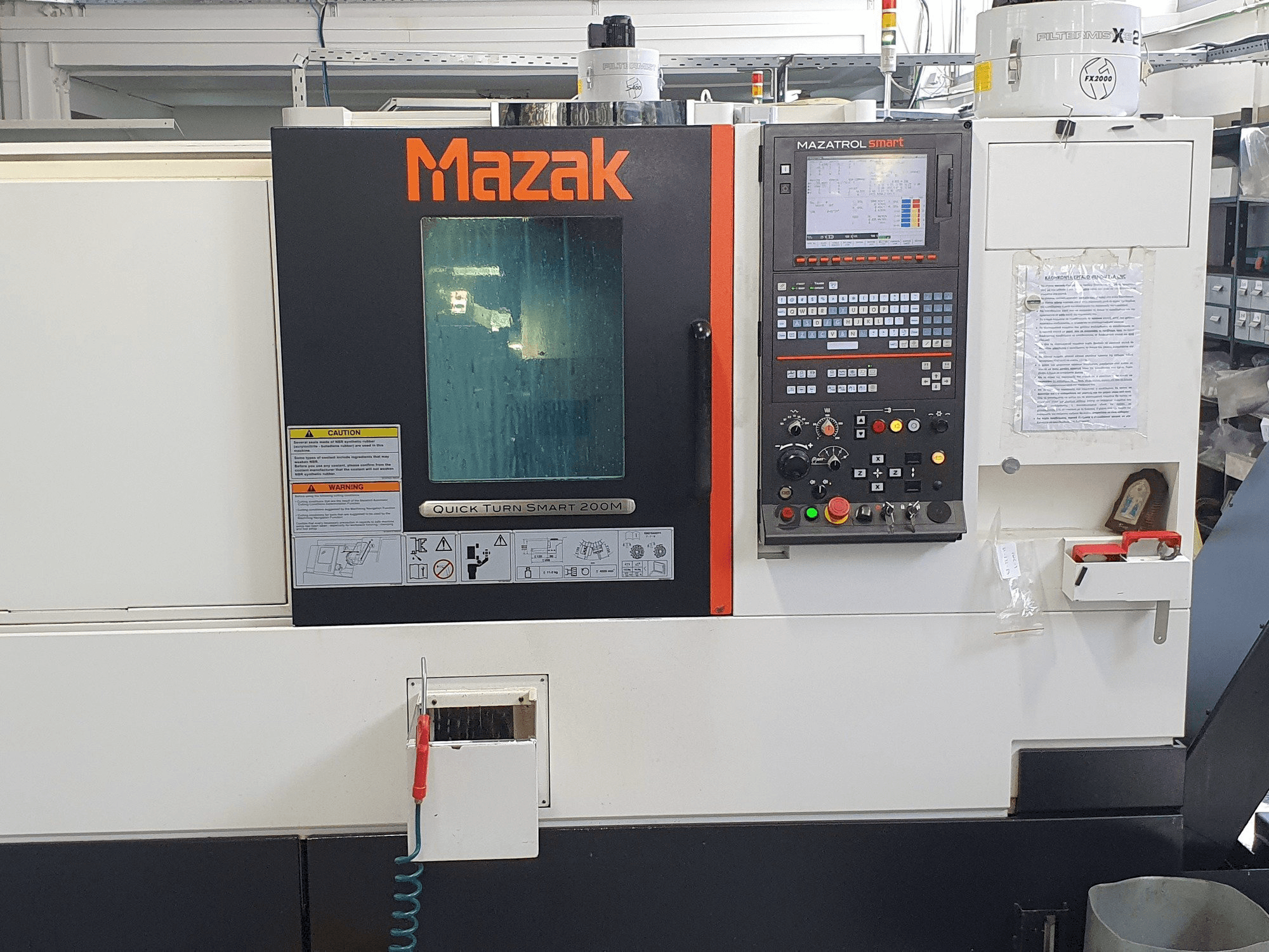 Čelní pohled na Mazak QTS200M stroj