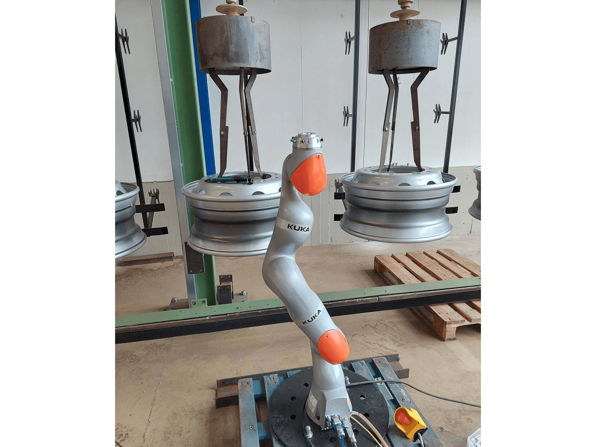 Čelní pohled na KUKA LBR iiwa 7 stroj