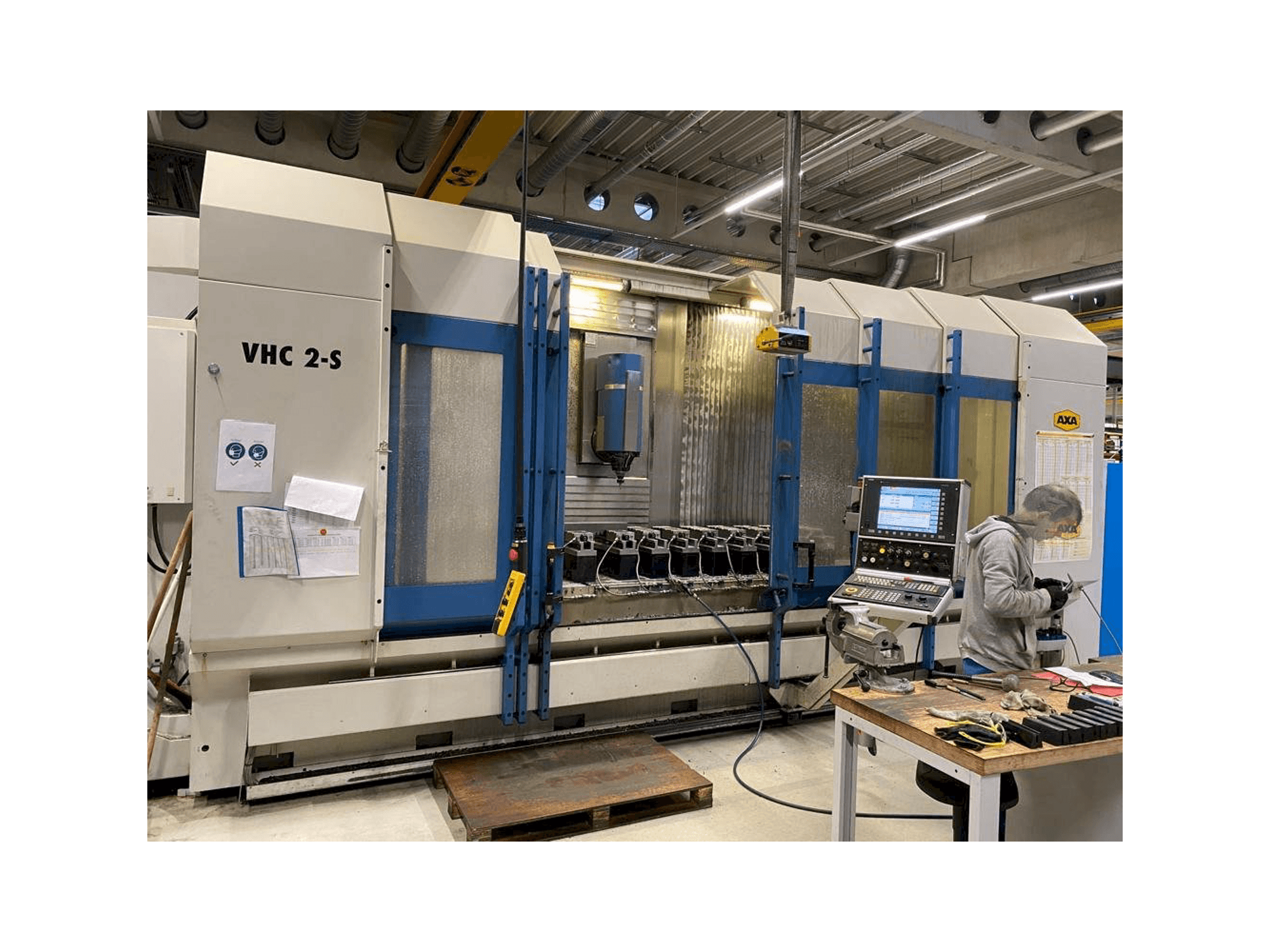 Čelní pohled na AXA VHC 2-3500 S stroj