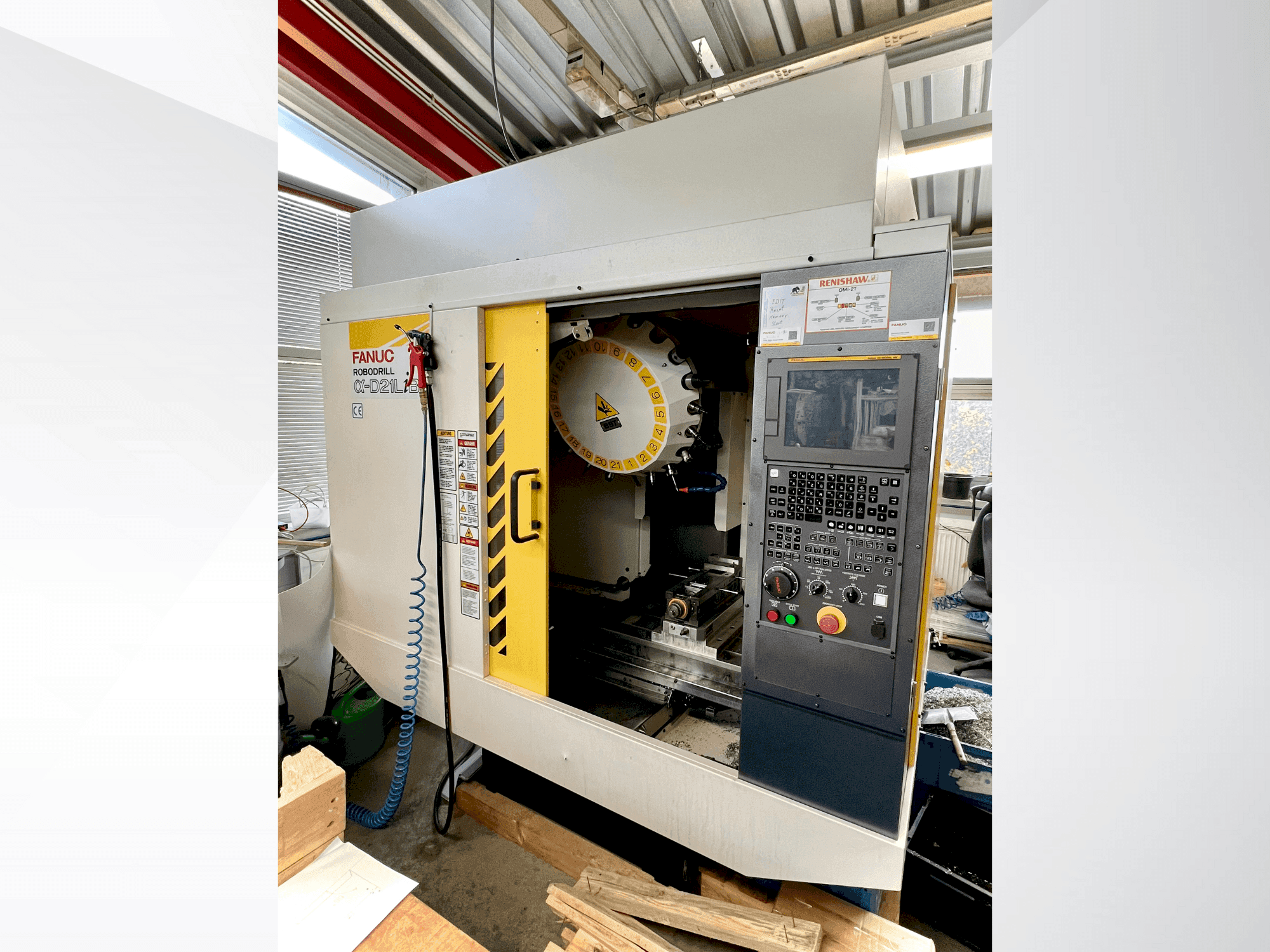 Čelní pohled na FANUC ROBODRILL α-D21LiB5 stroj