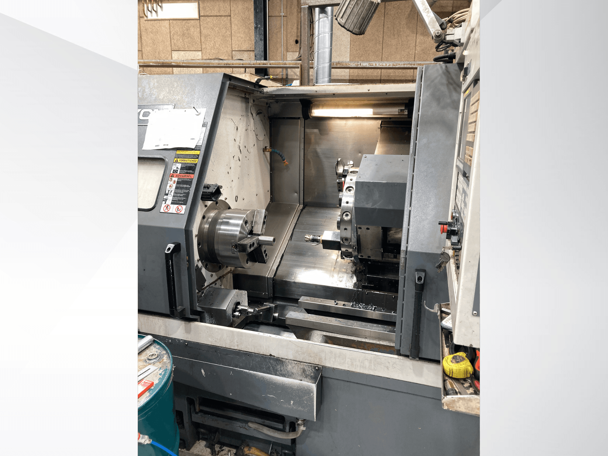 Horizontální soustruh YCM GT-300LMB, pohled zepředu, ukázka ovládacího panelu a otočného sklíčidla s nastavením nástrojů.