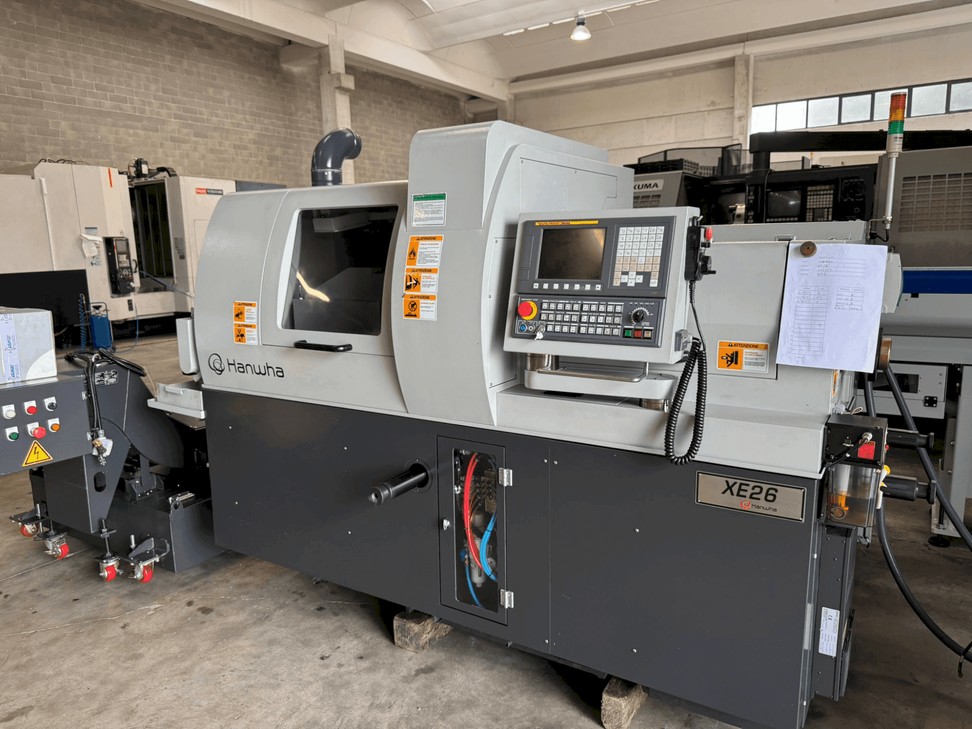 Čelní pohled na Hanwha XE 26 H stroj