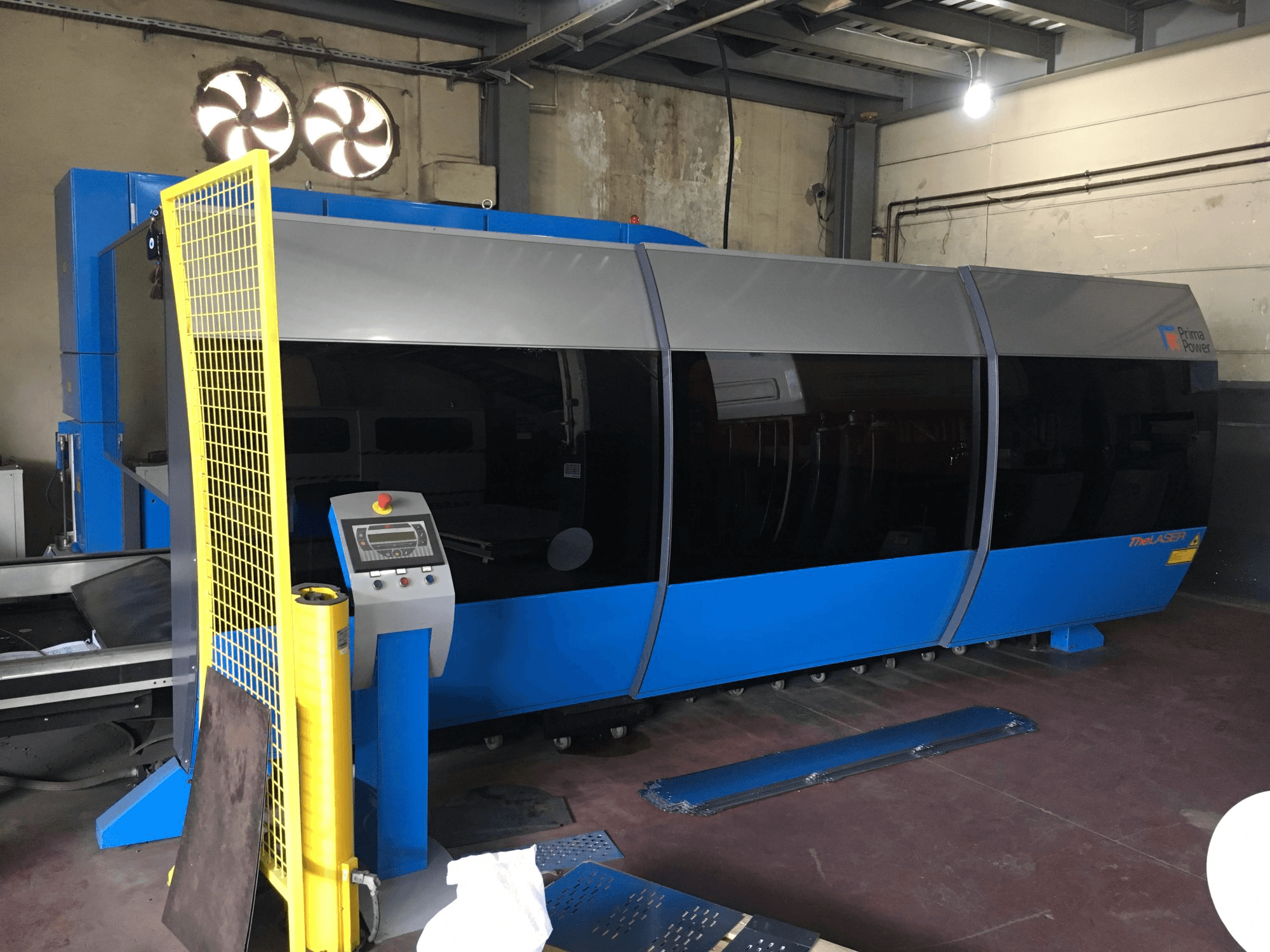 Čelní pohled na Prima Power ZAPHIRO stroj