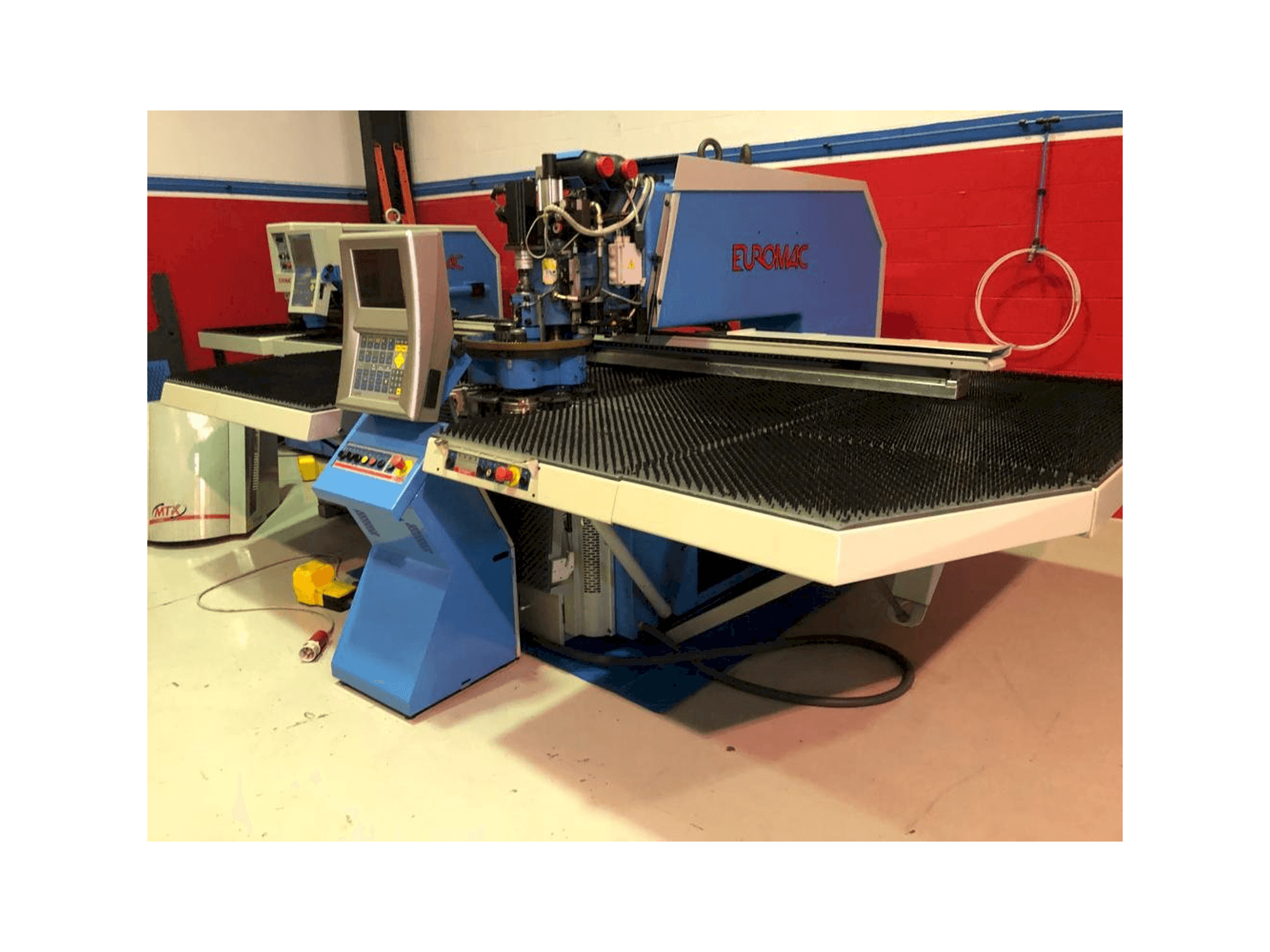 Čelní pohled na Euromac MTX 1250-30-2000 AI stroj