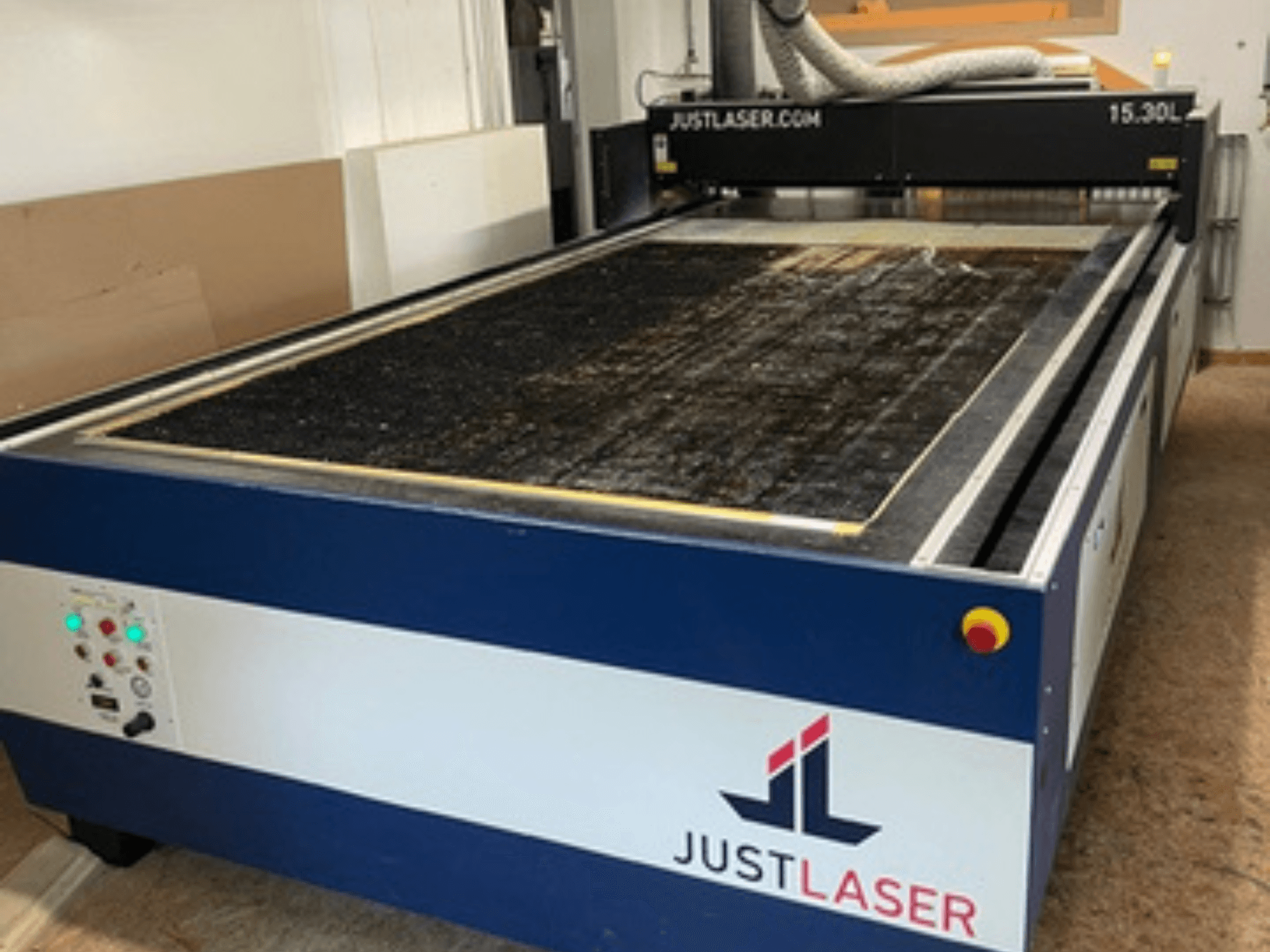 Laserový řezací stroj CO2 KERN KER60120-KT500, pohled zepředu ukazuje ovládací panel a velkou řeznou plochu.