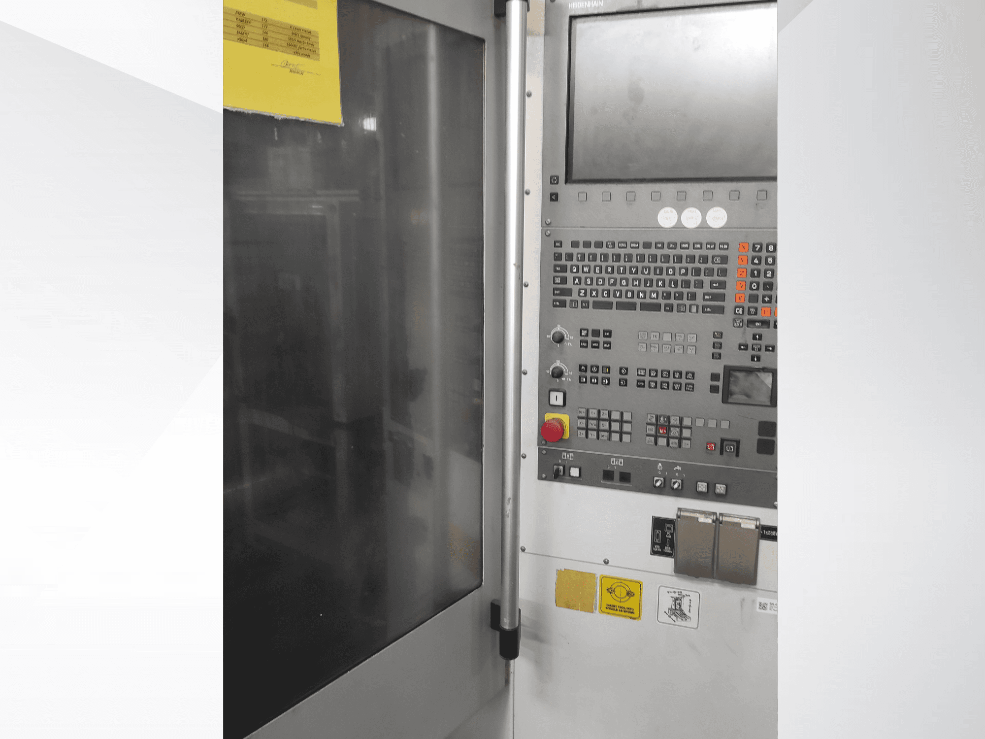 Ovládací panel průmyslového stroje Herrmann, pohled zepředu, s tlačítky, dotykovým displejem a provozními štítky.