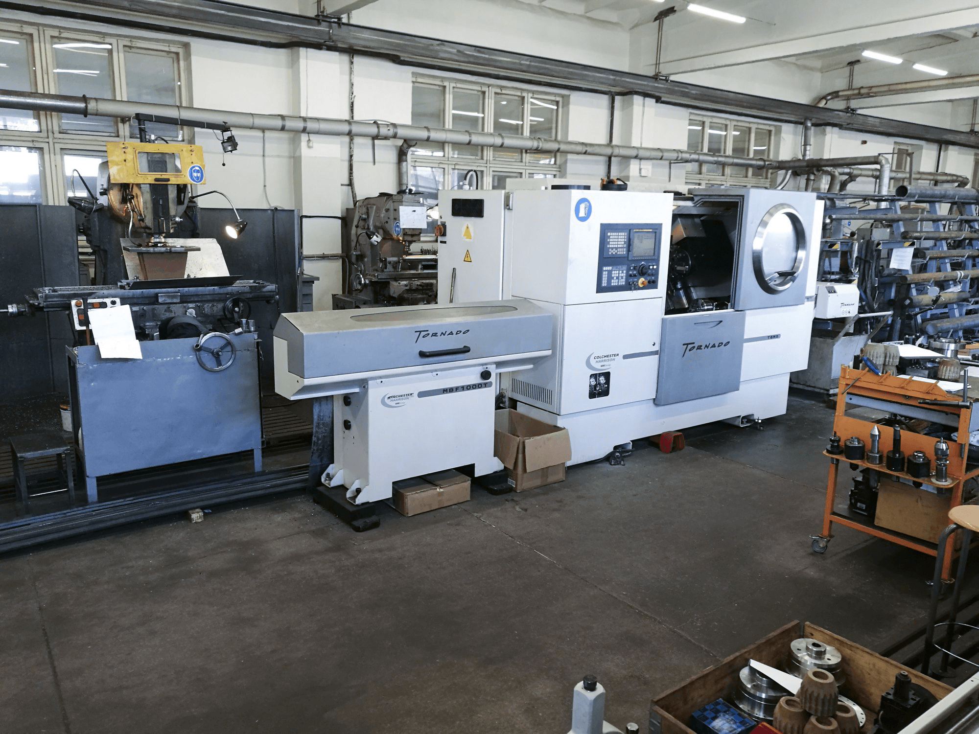 Čelní pohled 2 na Colchester TORNADO T8MS stroj