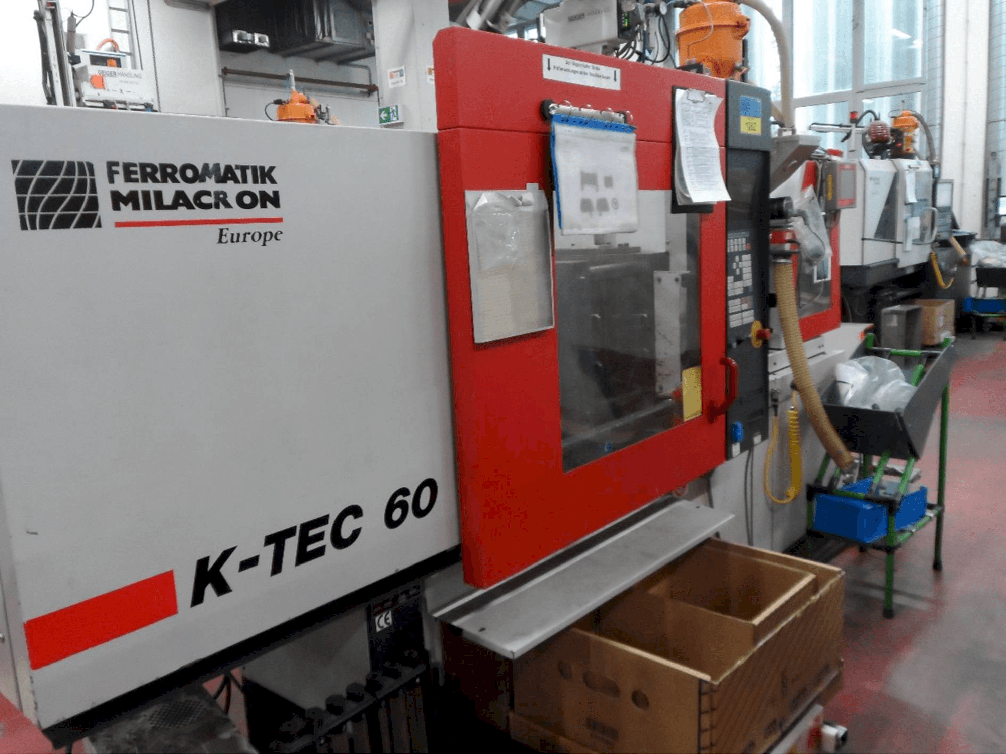 Čelní pohled na FERROMATIK MILACRON K-Tec 60S stroj