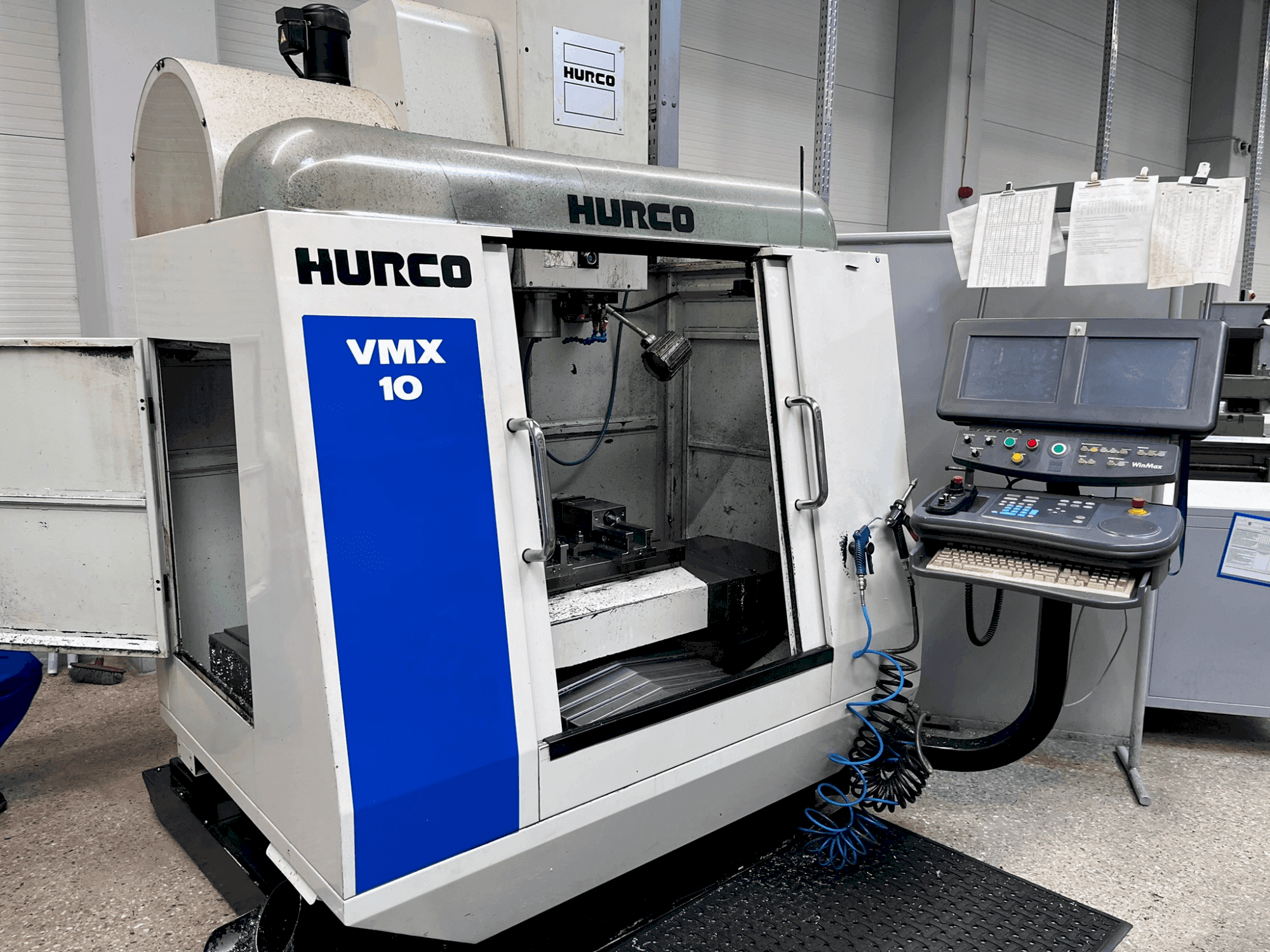 Čelní pohled na Hurco VMX 10 stroj
