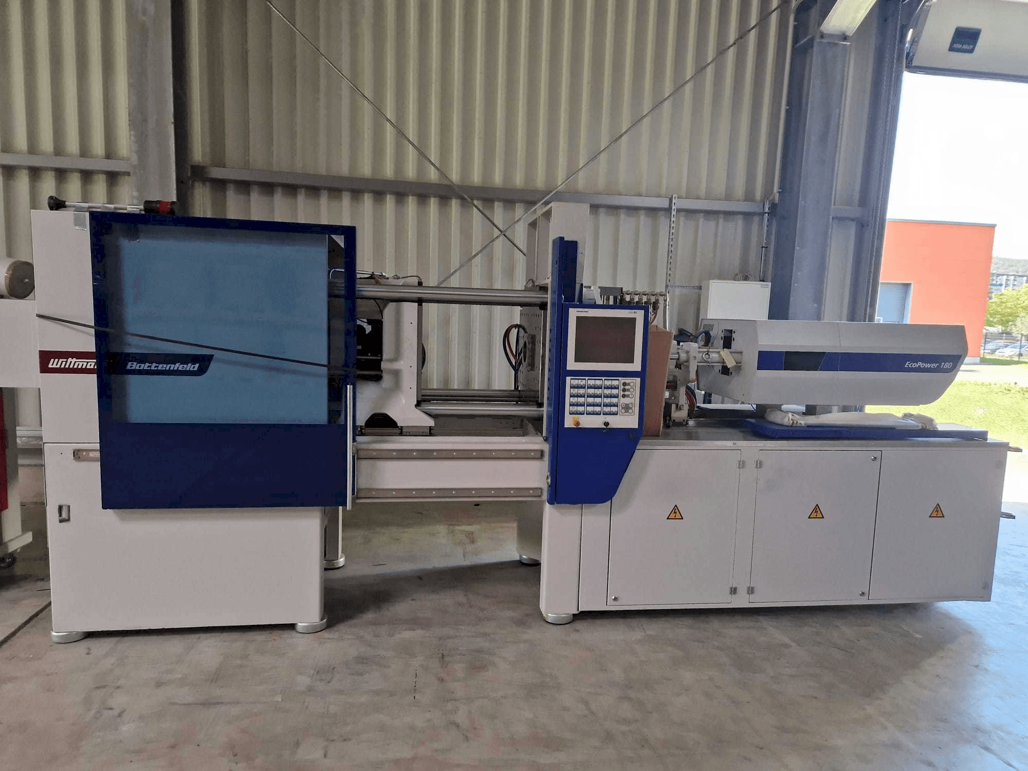 Čelní pohled na Battenfeld EcoPower180 stroj