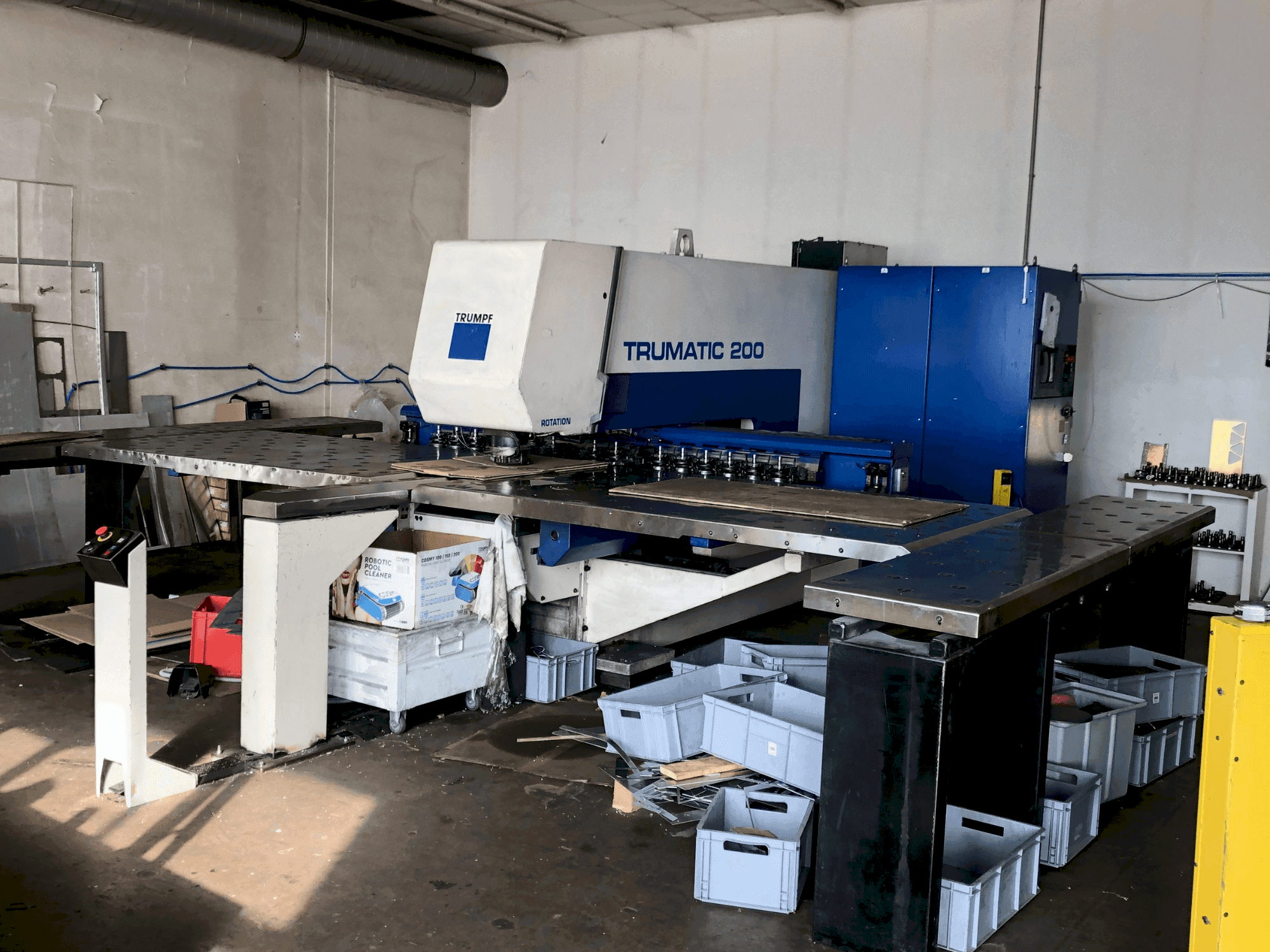 Čelní pohled na TRUMPF Trumatic TC200R stroj