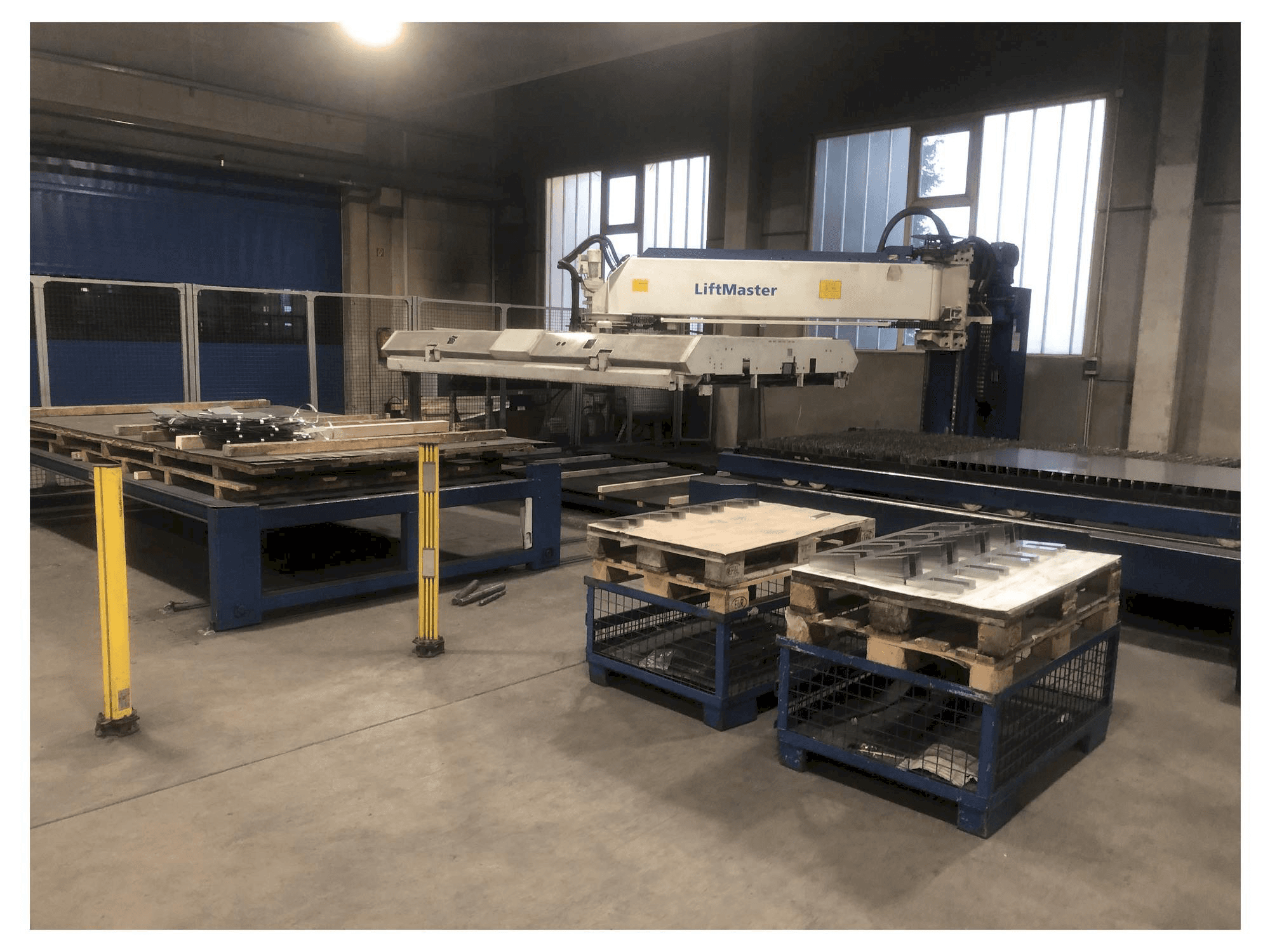 Čelní pohled na TRUMPF TruLaser 5040 + Liftmaster stroj