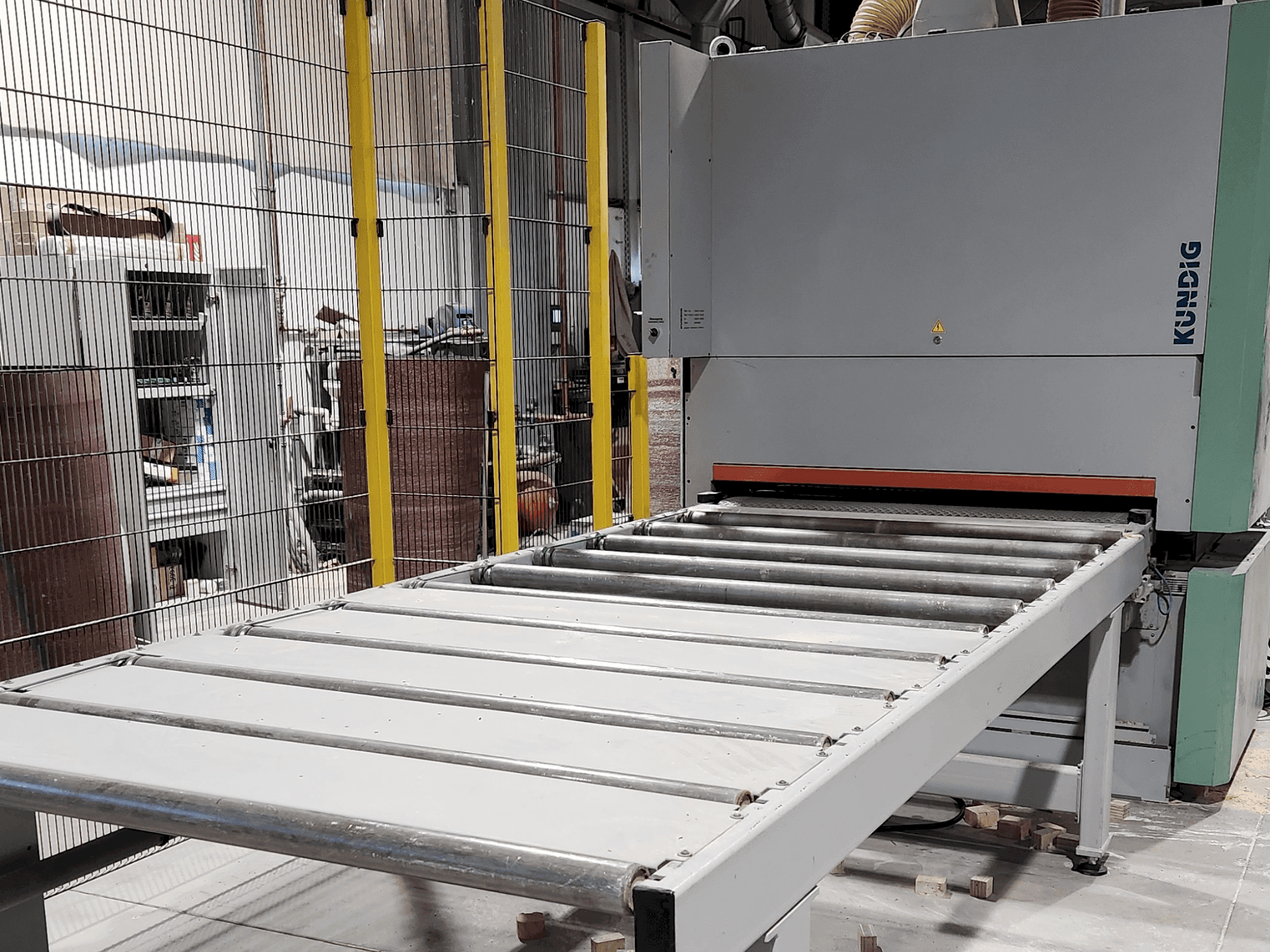 Čelní pohled na Kundig Premium-2 1350-RG stroj