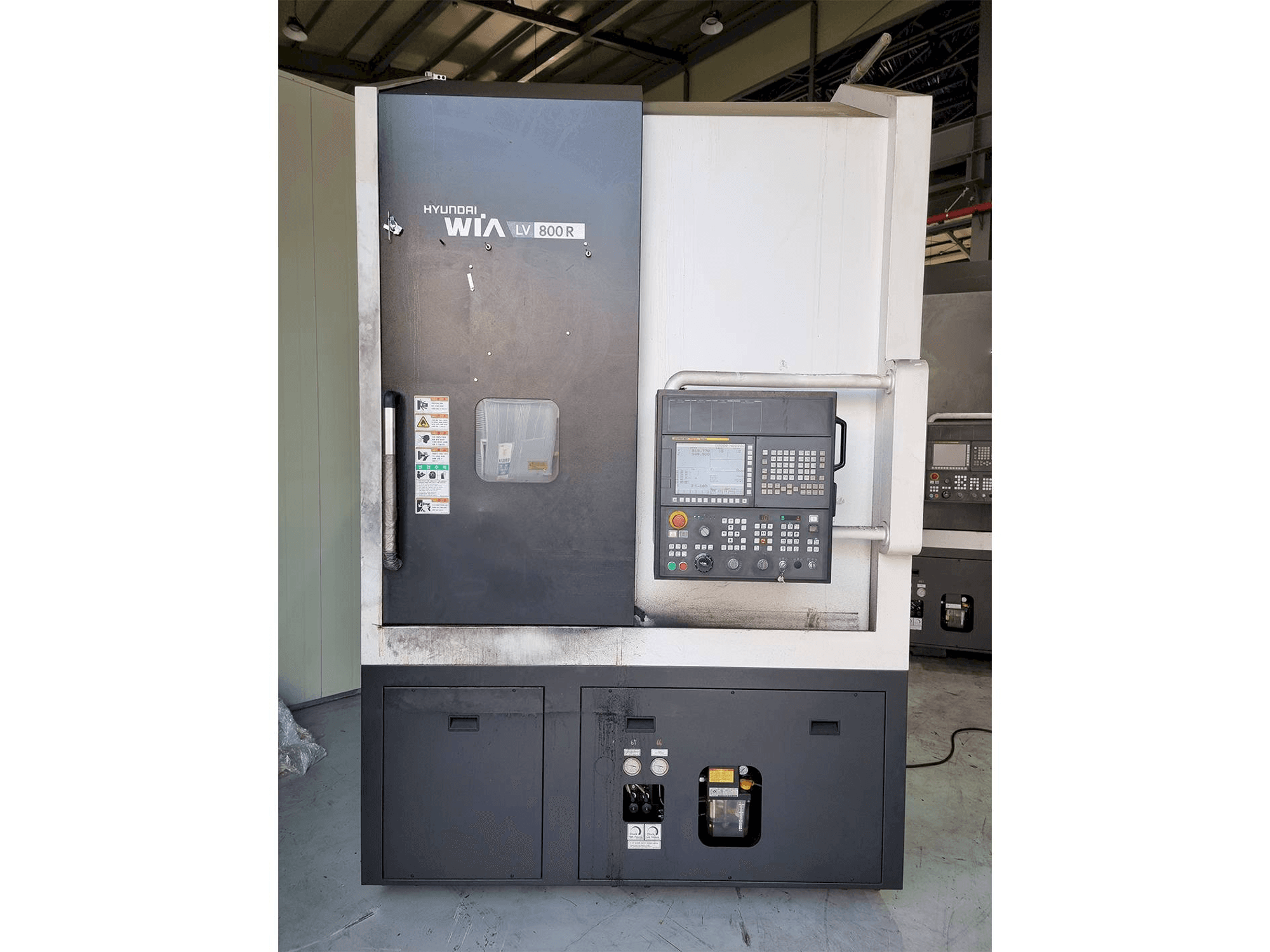 Čelní pohled na Hyundai Wia LV800R stroj