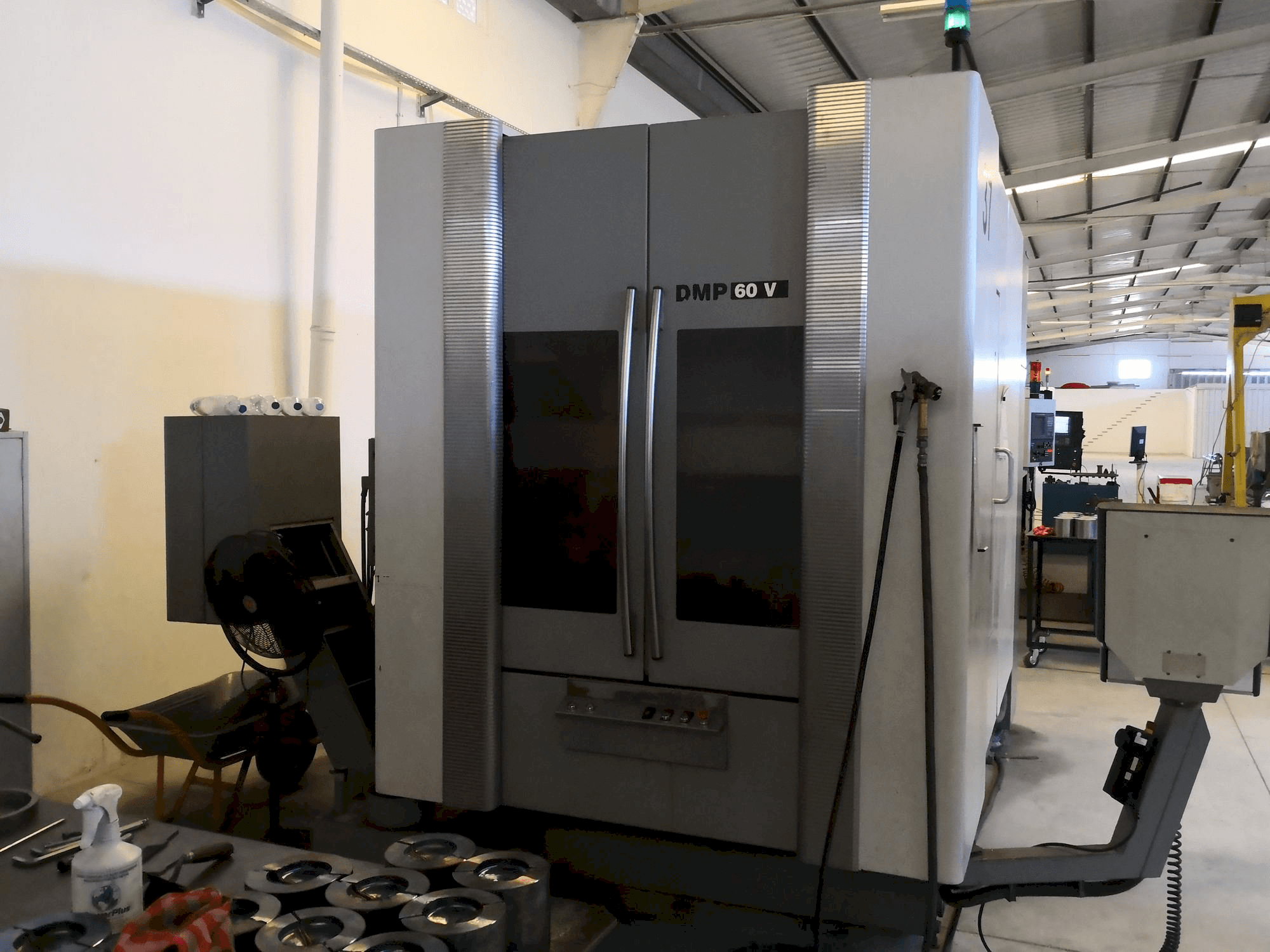 Čelní pohled na DECKEL MAHO DMP 60V stroj