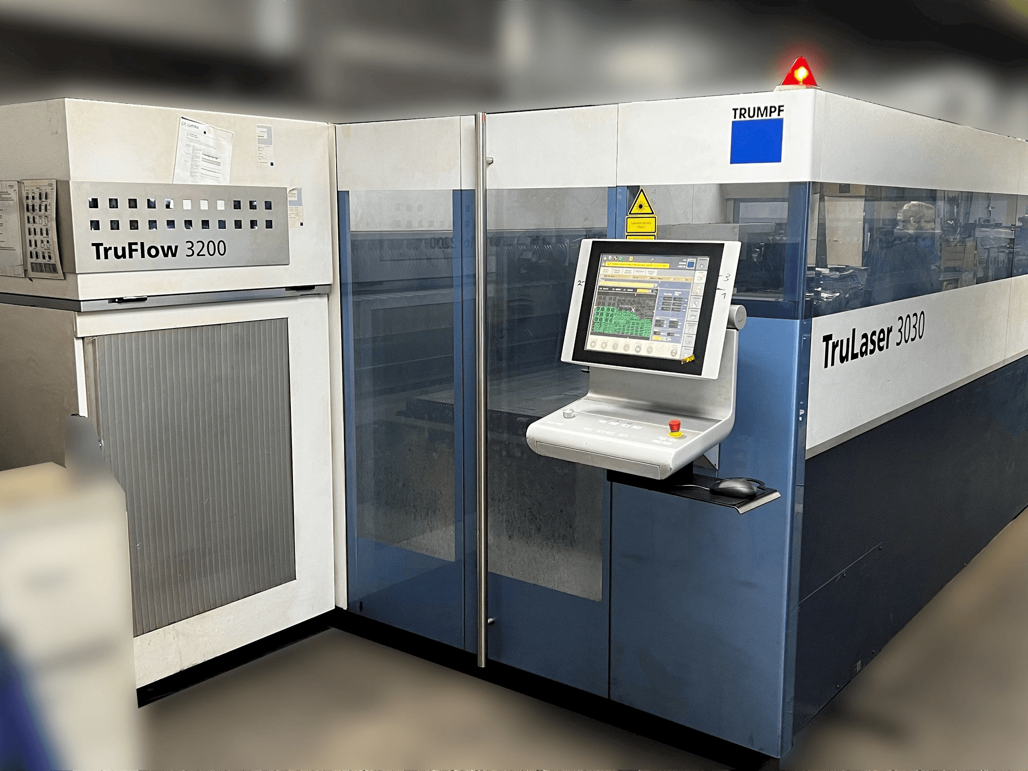 Čelní pohled na Trumpf Trulaser 3030 stroj
