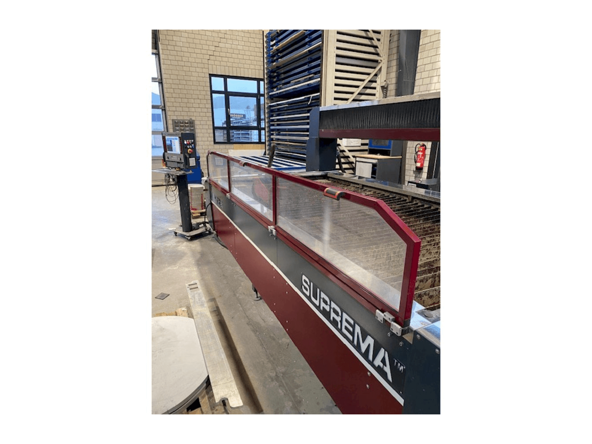 Čelní pohled na Waterjet Italy Suprem stroj