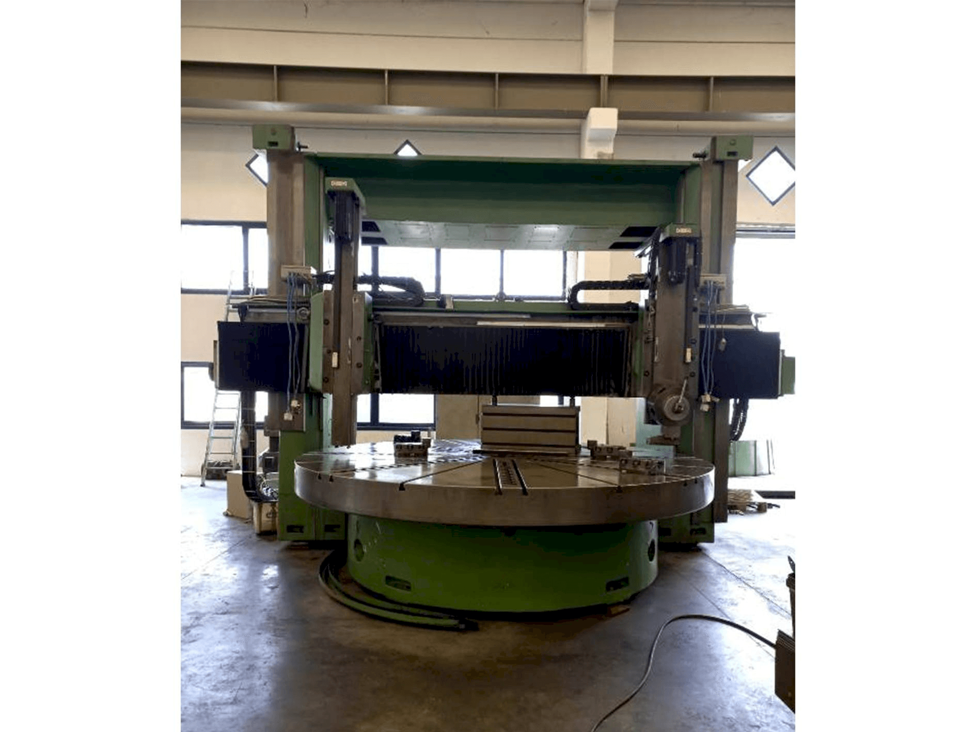 Čelní pohled na Titan SC 43 ECS 1400 stroj