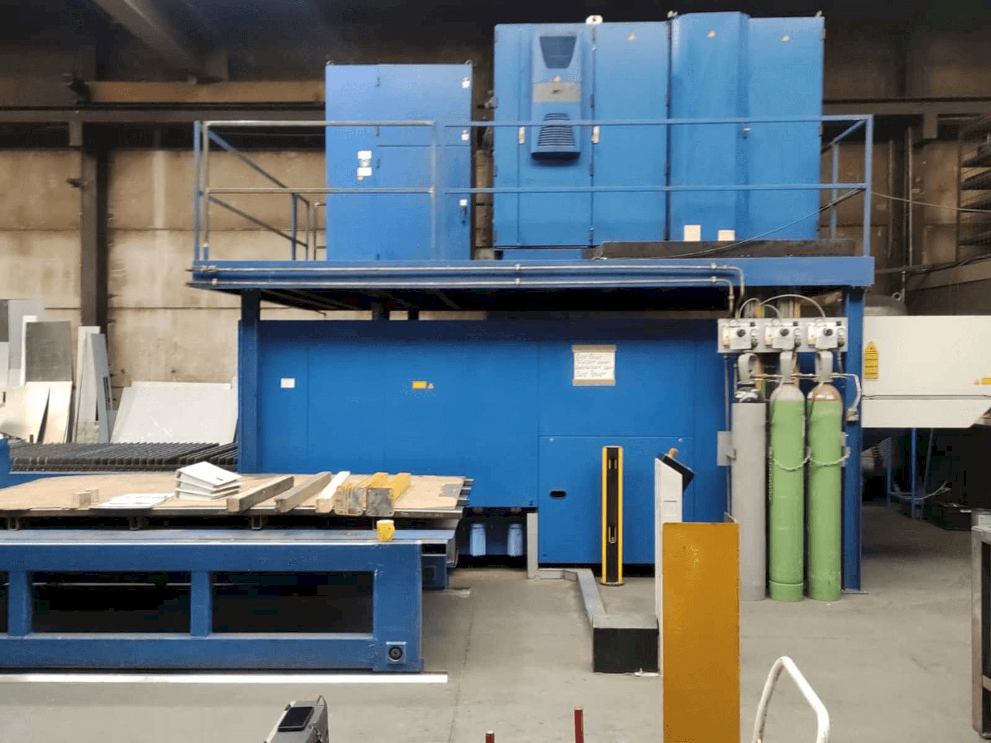 Čelní pohled na Trumpf Trulaser 3030 stroj