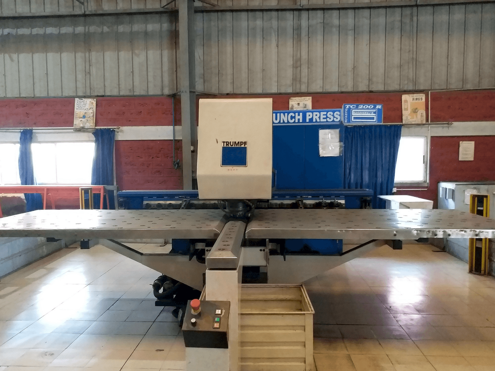 Čelní pohled na Trumpf Trumatic 200 stroj