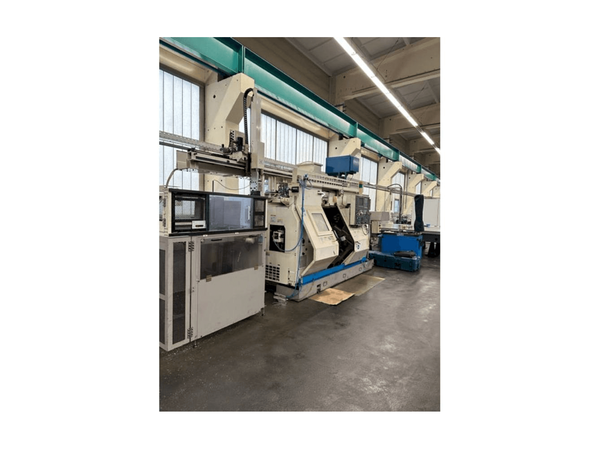 Čelní pohled na Okuma LT10 stroj