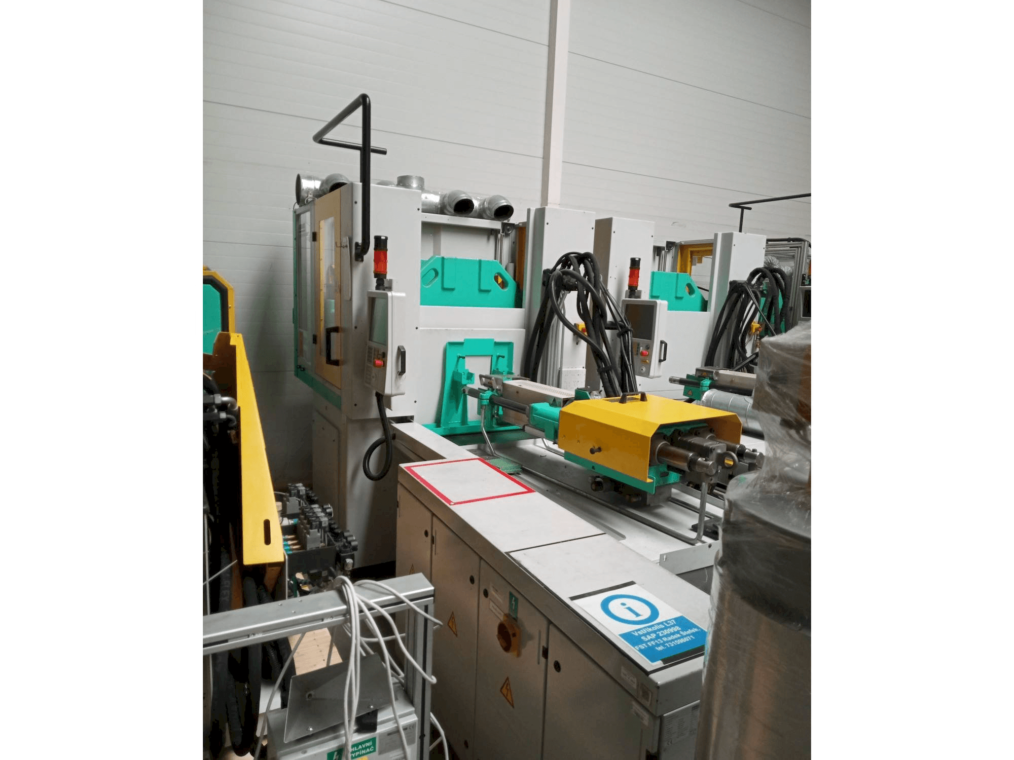 Čelní pohled na Arburg Allrounder 1200T-800-170 stroj