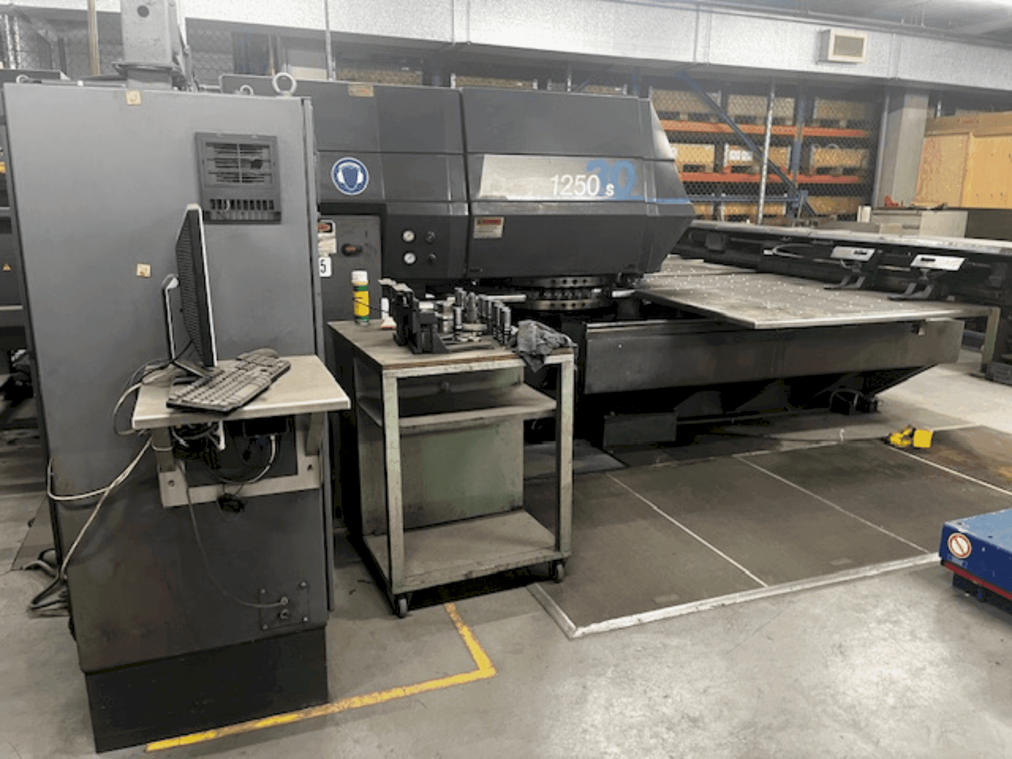 Čelní pohled na STRIPPIT 1250SL/30 stroj