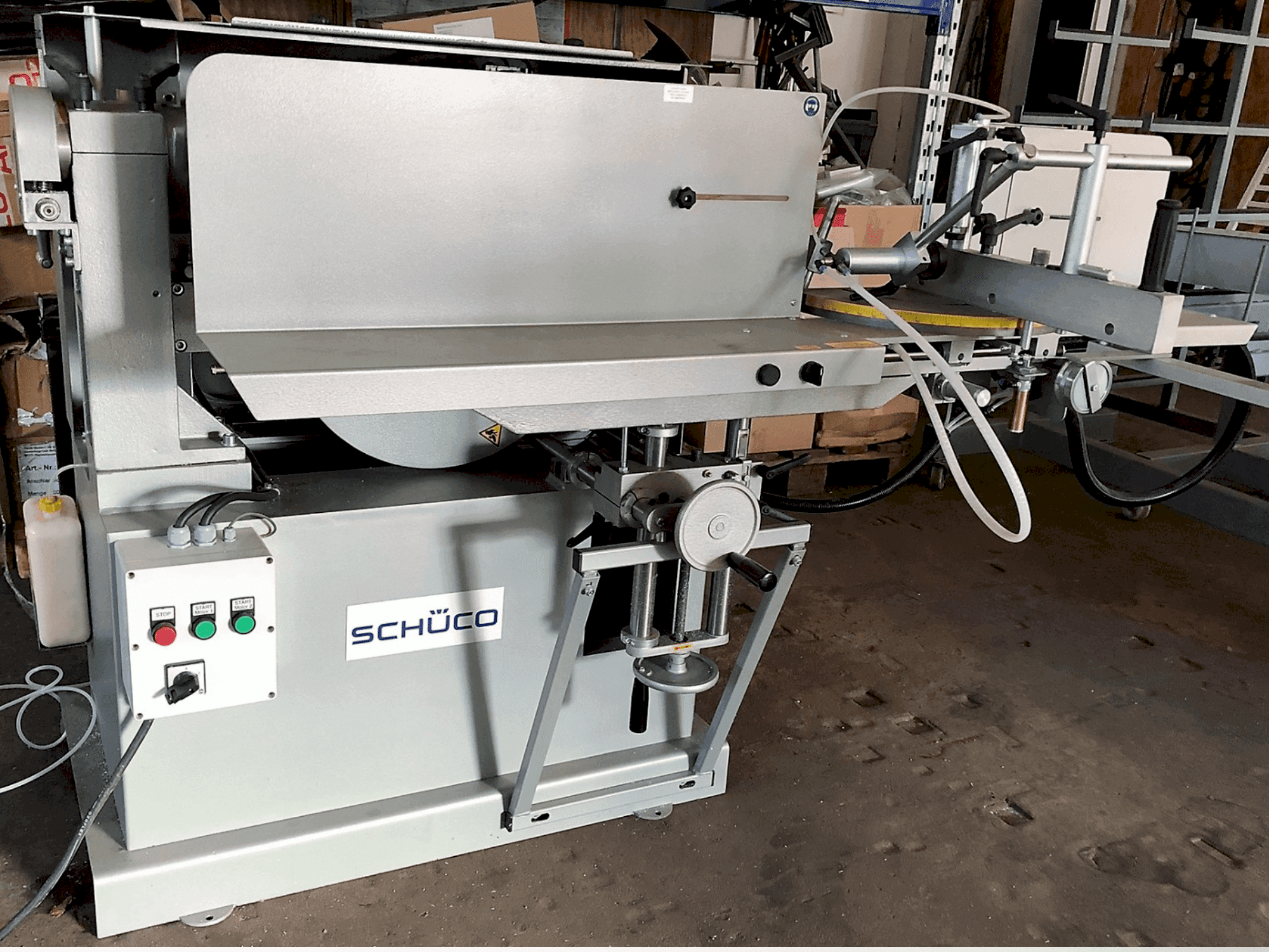 Čelní pohled na SCHÜCO AS 450 stroj