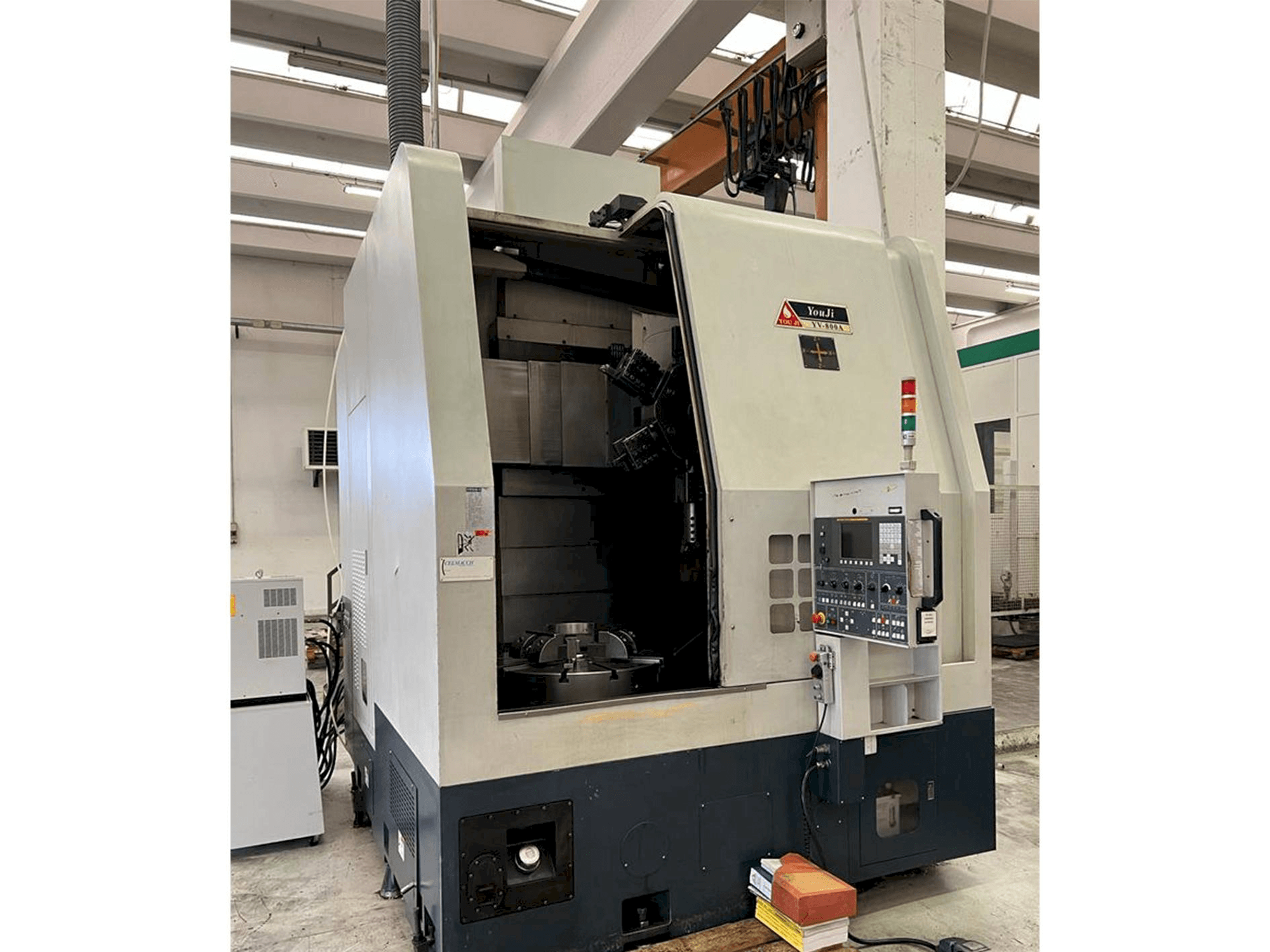 Čelní pohled na YOU JI YV-800A stroj