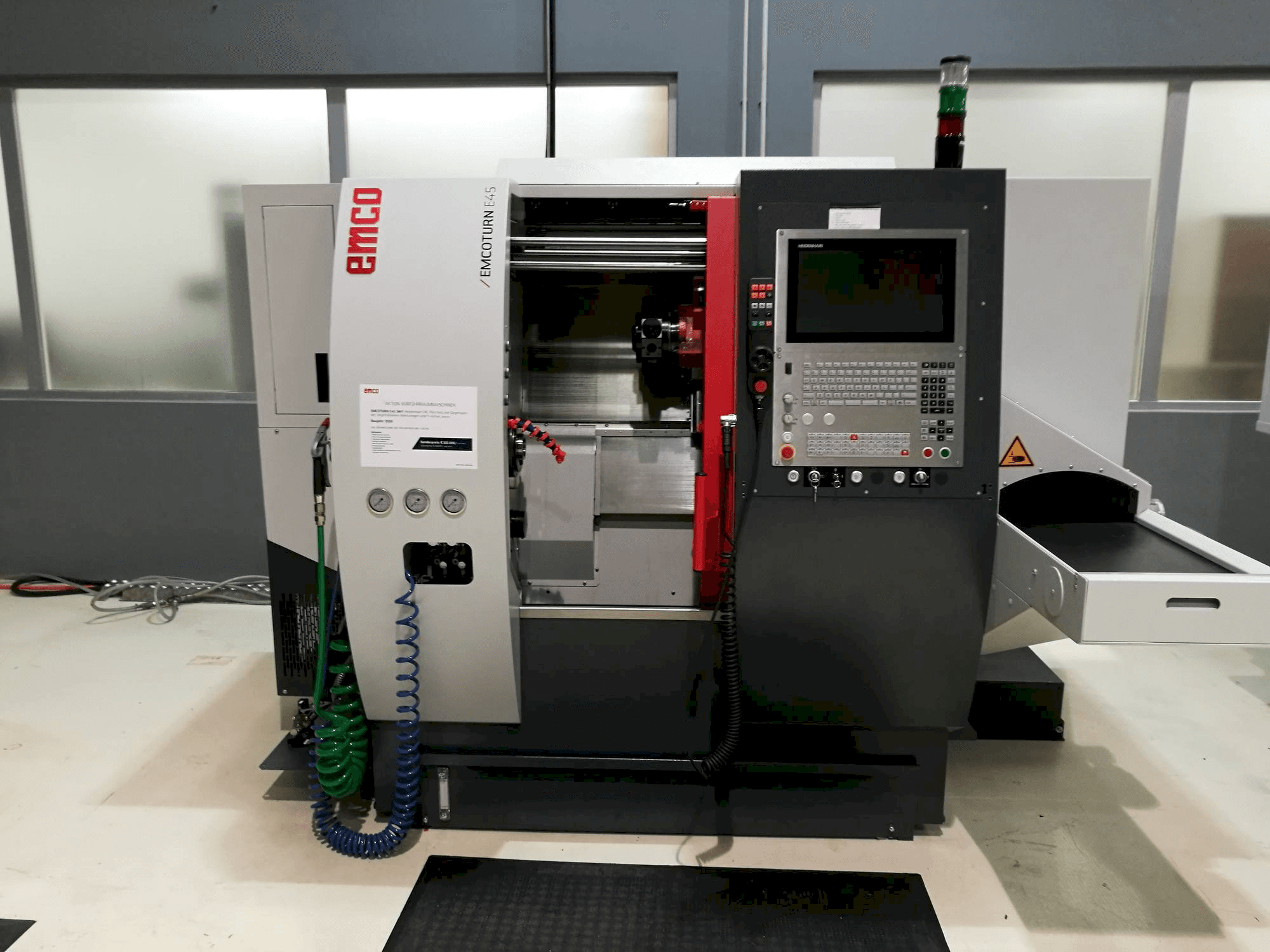 Čelní pohled na EMCO E45 SMY stroj