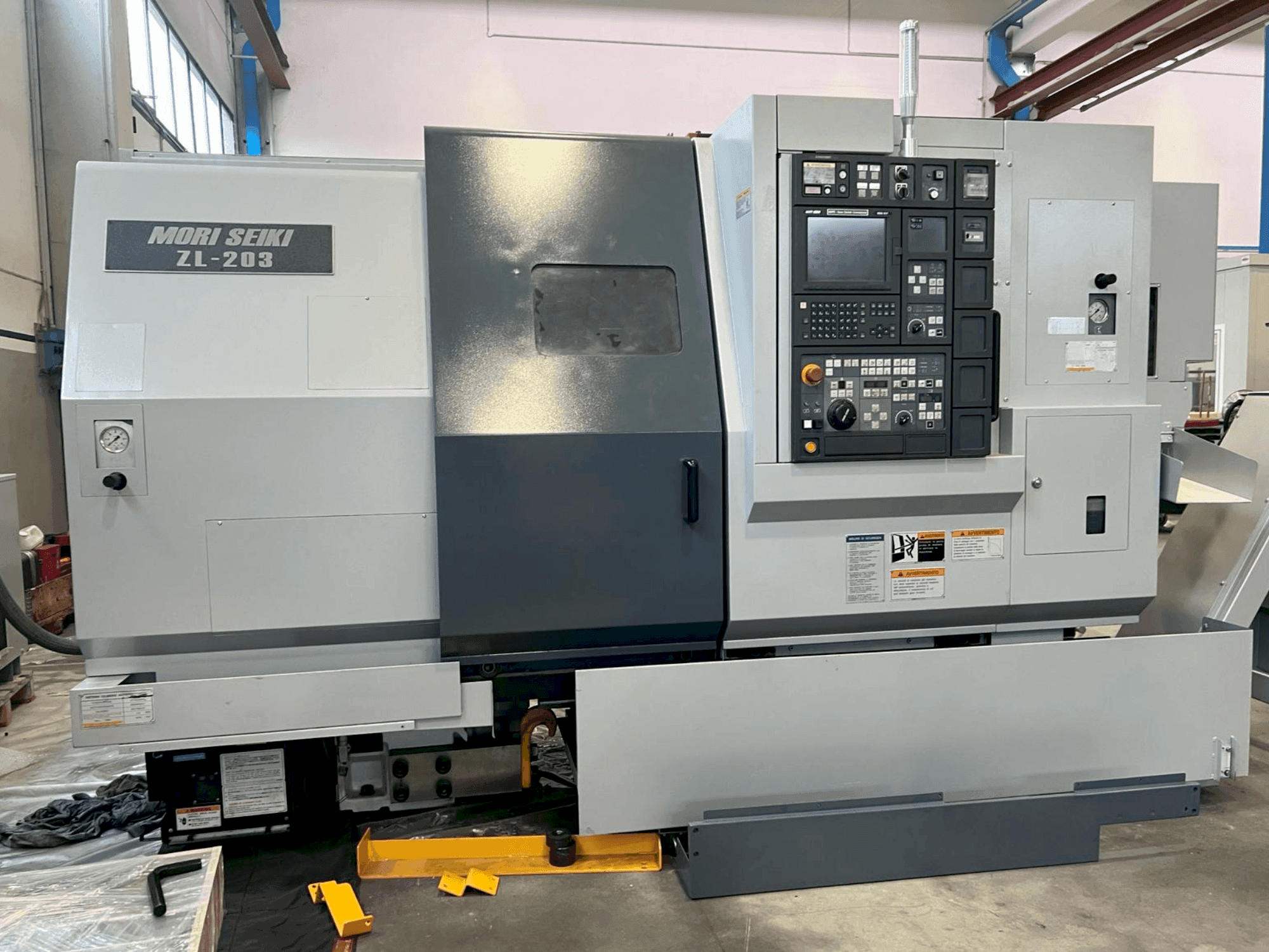 Čelní pohled na MORI SEIKI ZL-203SMC stroj