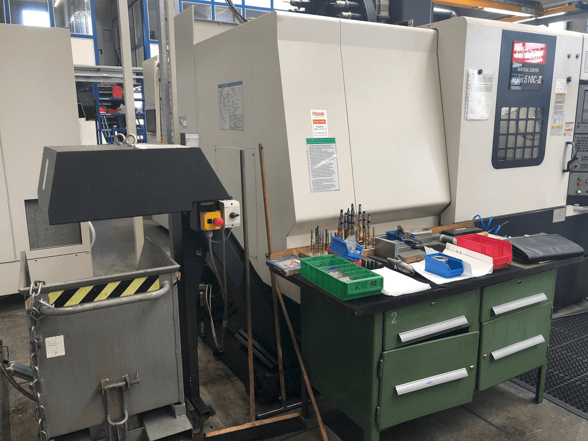 Čelní pohled na Mazak Nexus 510C-II stroj