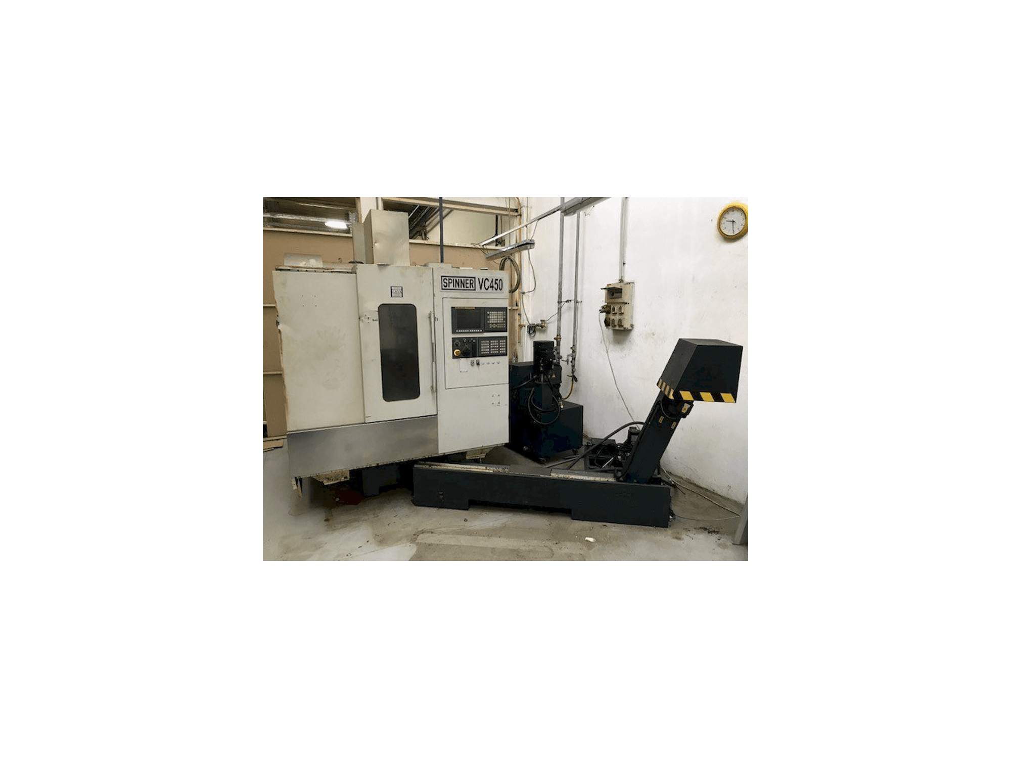 Čelní pohled na SPINNER VC 450 stroj