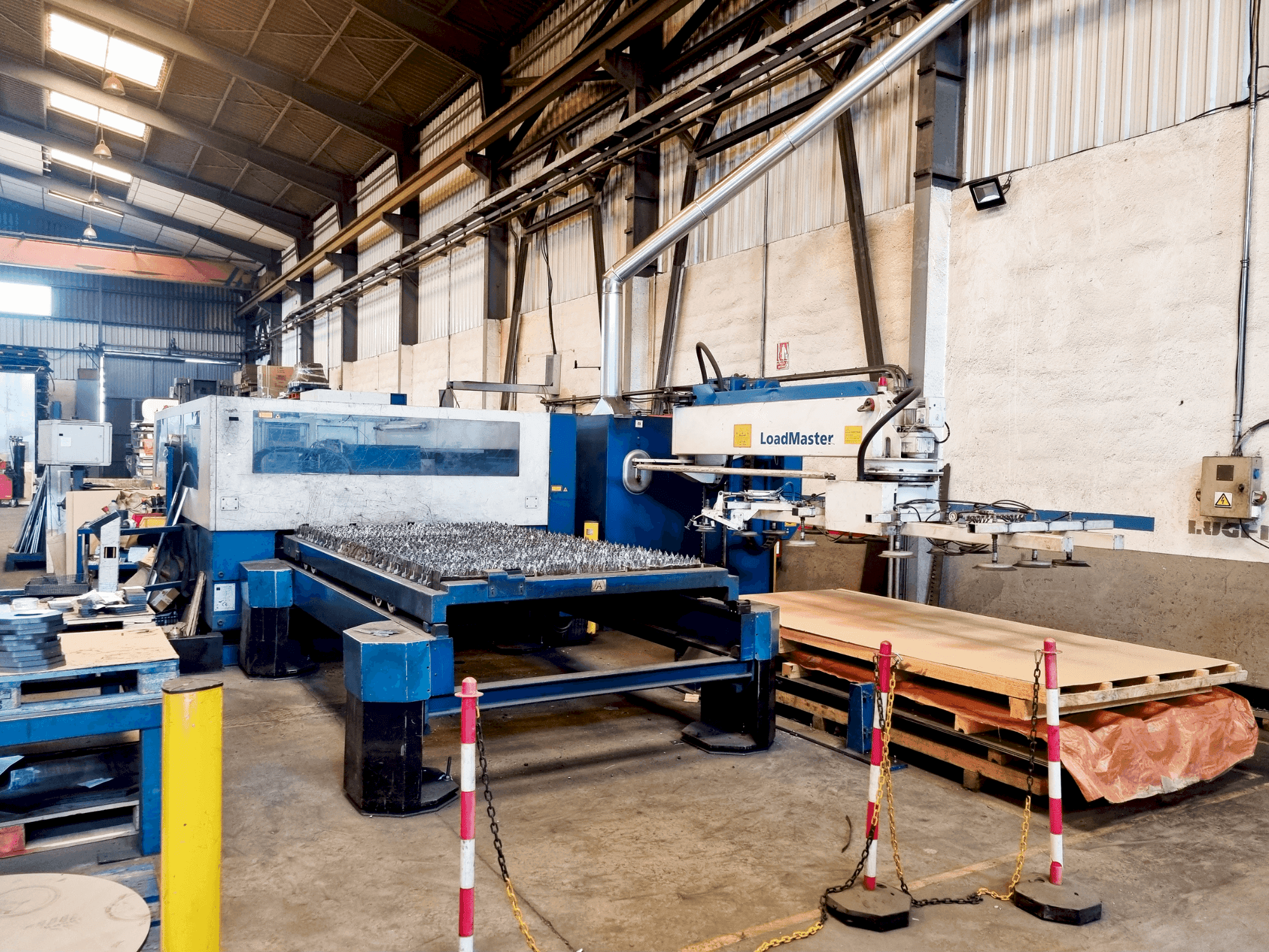 Čelní pohled na TRUMPF Trumatic 3050 stroj