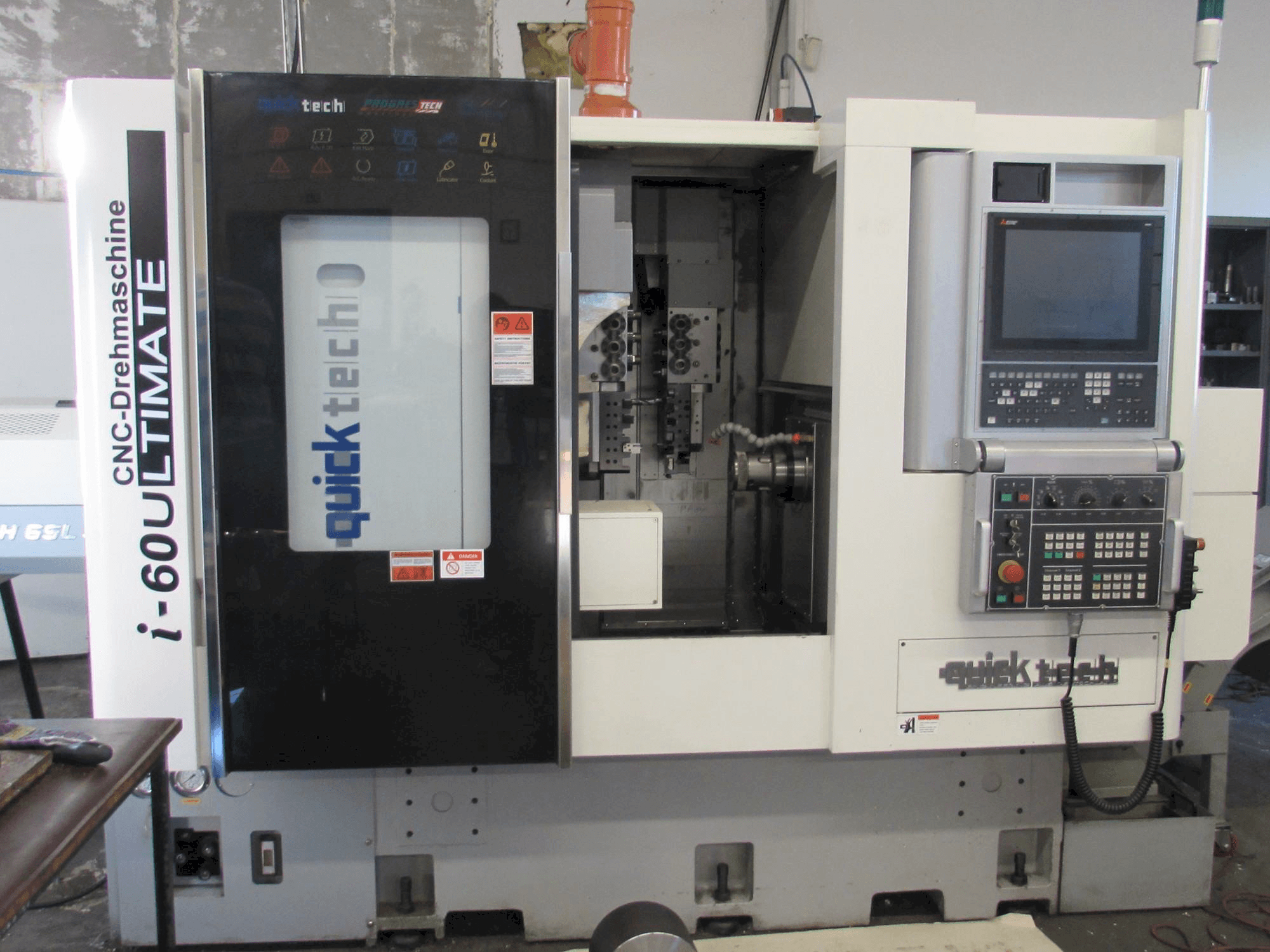 Čelní pohled na Quick-Tech I-60U stroj