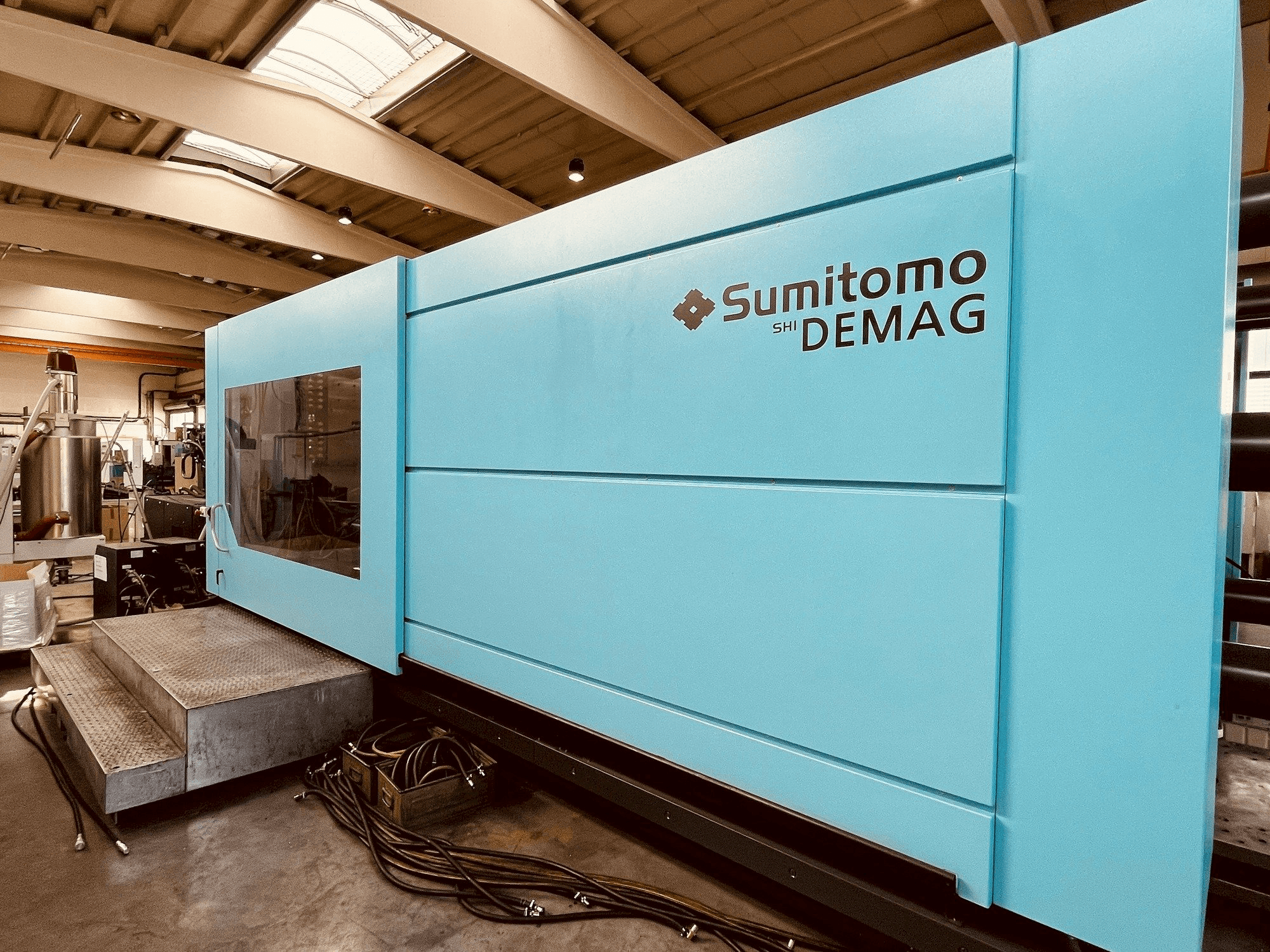 Čelní pohled na Sumitomo Demag Systec 1300 1500-9500 Servo stroj
