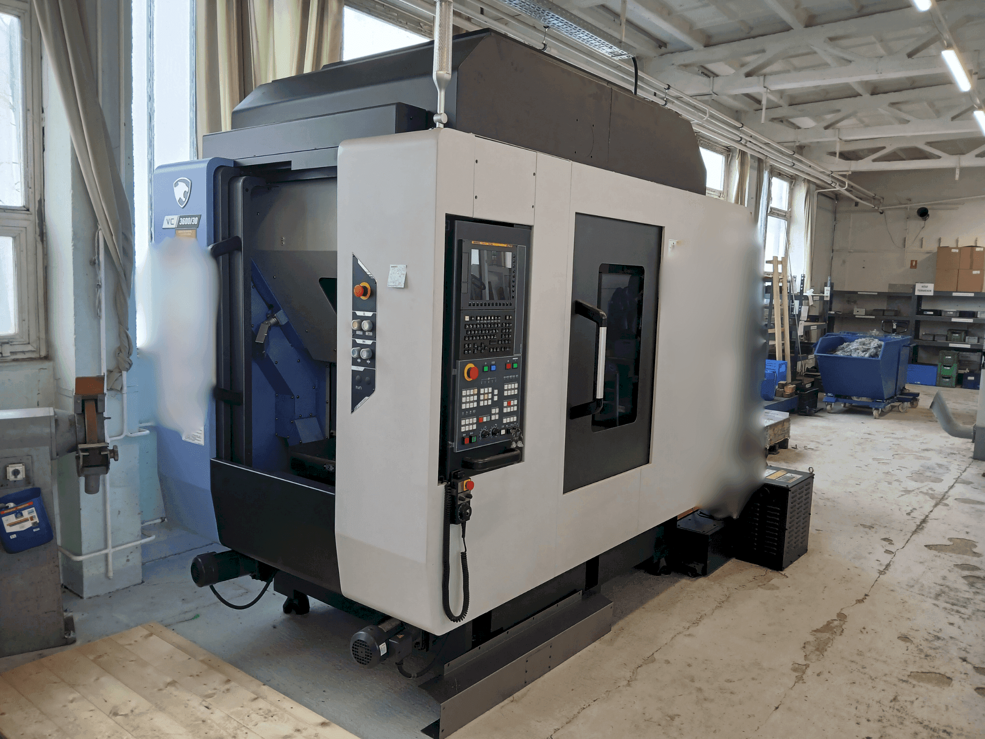 Čelní pohled na DN SOLUTIONS VC 3600/30 stroj