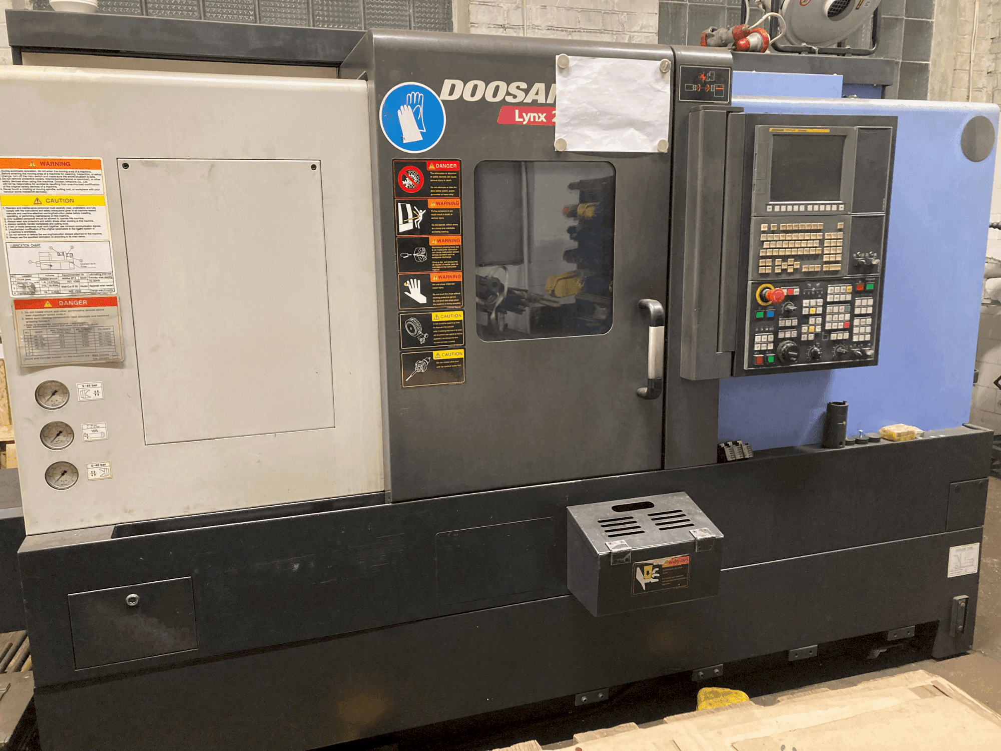 Čelní pohled na DOOSAN LYNX220LSYA stroj